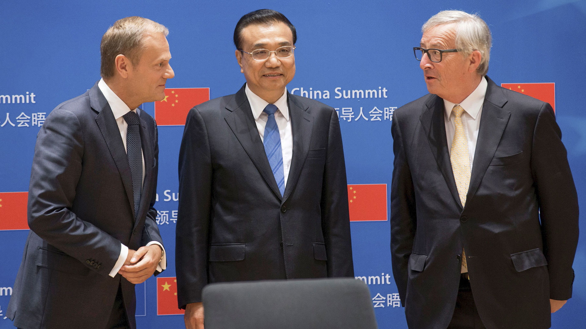 EU-Ratspräsident Donald Tusk und Chinas Ministerpräsident Li Keqiang. Daneben EU-Kommissionspräsident Jean-Claude Juncker (v.l.). | AFP