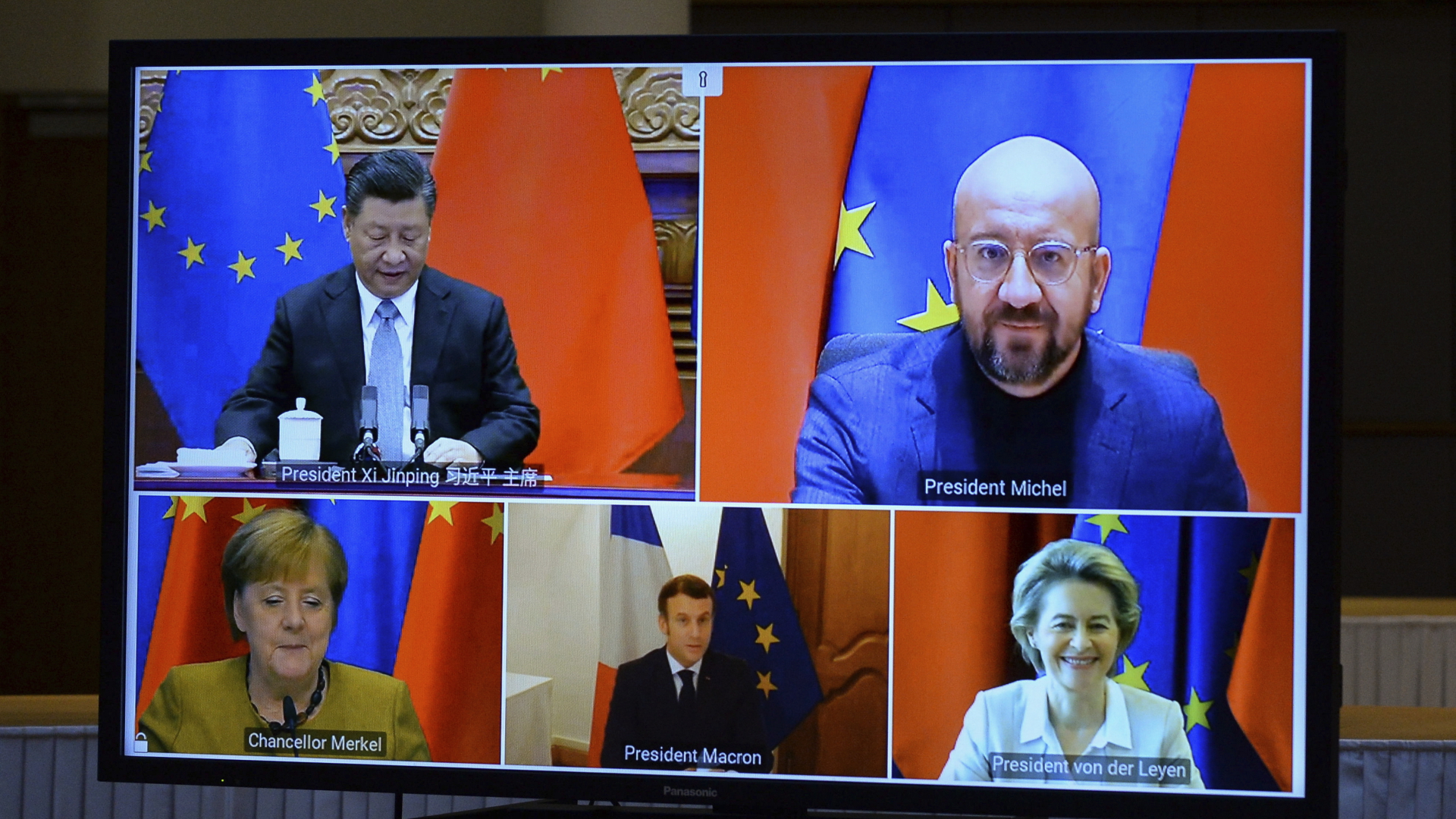 Brussels: Ein Bildschirm zeigt Xi Jinping (oben l-r), Präsident von China, Charles Michel, Präsident des Europäischen Rates, Bundeskanzlerin Angela Merkel (unten l-r), Emmanuel Macron, Präsident von Frankreich, und Ursula von der Leyen, Präsidentin der Europäischen Kommission, während einer Videokonferenz.