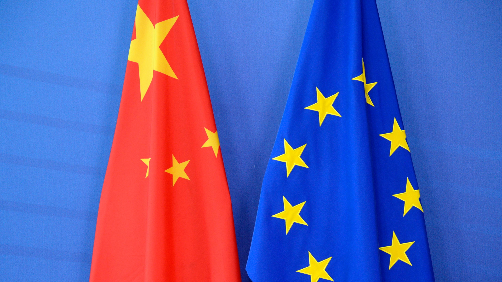 Die Fahnen Chinas und der EU