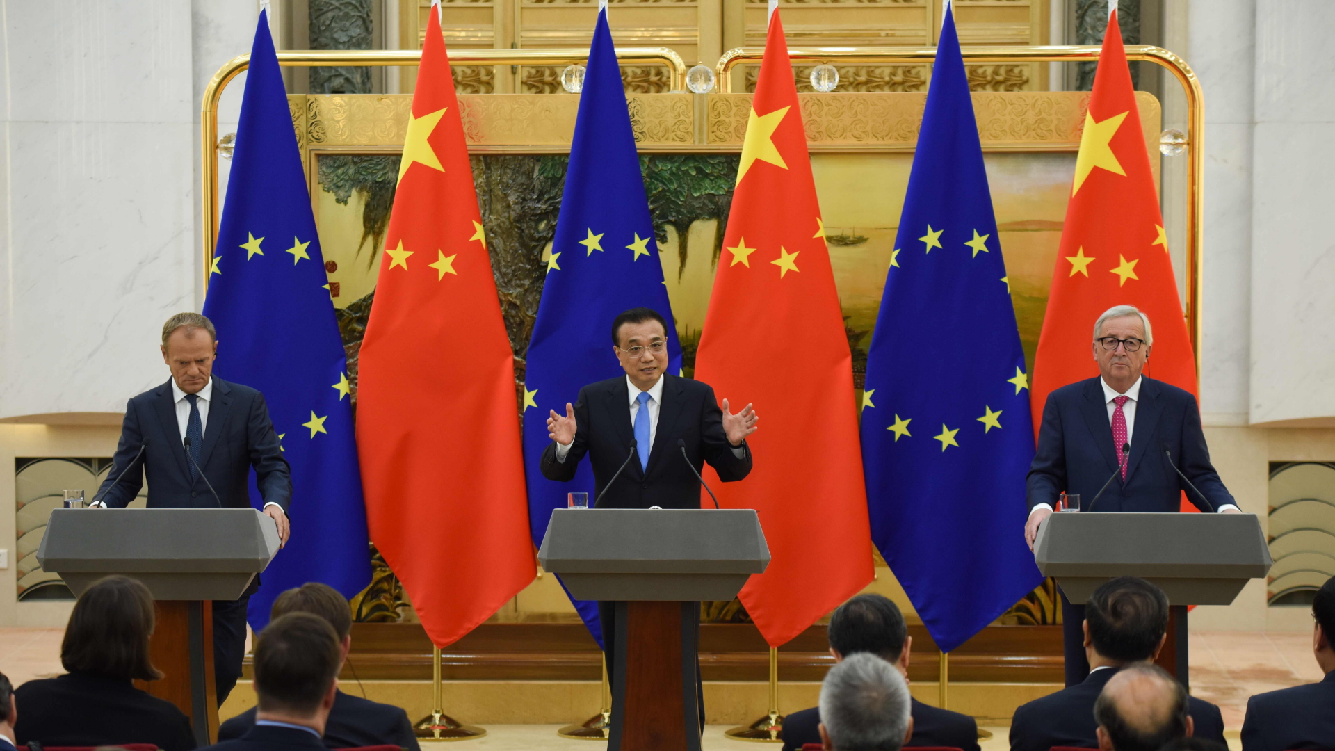 EU-Ratspräsident Tusk, Chinas Premier Li und EU-Kommissionschef Juncker in Peking. | AFP