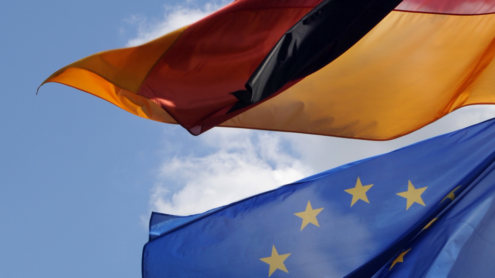 Vor dem Bundesverfassungsgericht in Karlsruhe wehen eine Deutschland- und eine Europaflagge (Archivbild vom 10.07.2012) | dpa