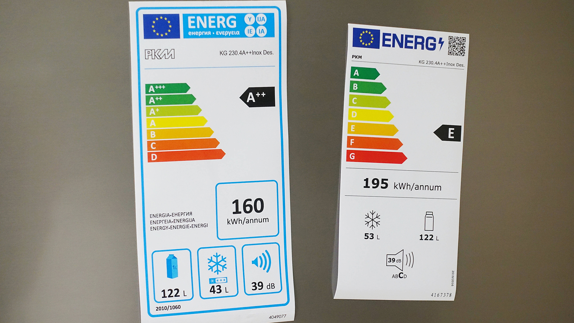 Altes und neues Energieeffizienzlabel auf einer Kühlschranktür | imago images/Frank Sorge