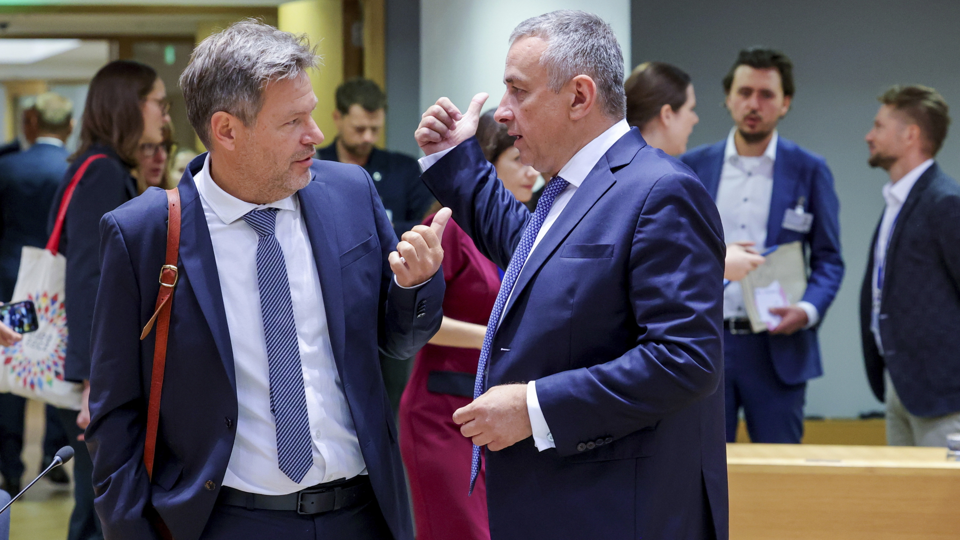 Tschechiens Handelsminister Sikela spricht mit Wirtschaftsminister Habeck während eines Treffens der EU-Energieminister im Gebäude des Europäischen Rates.