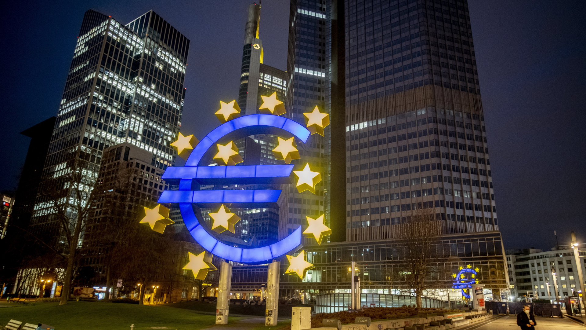 Die Euro-Skulptur in Frankfurt. | AP