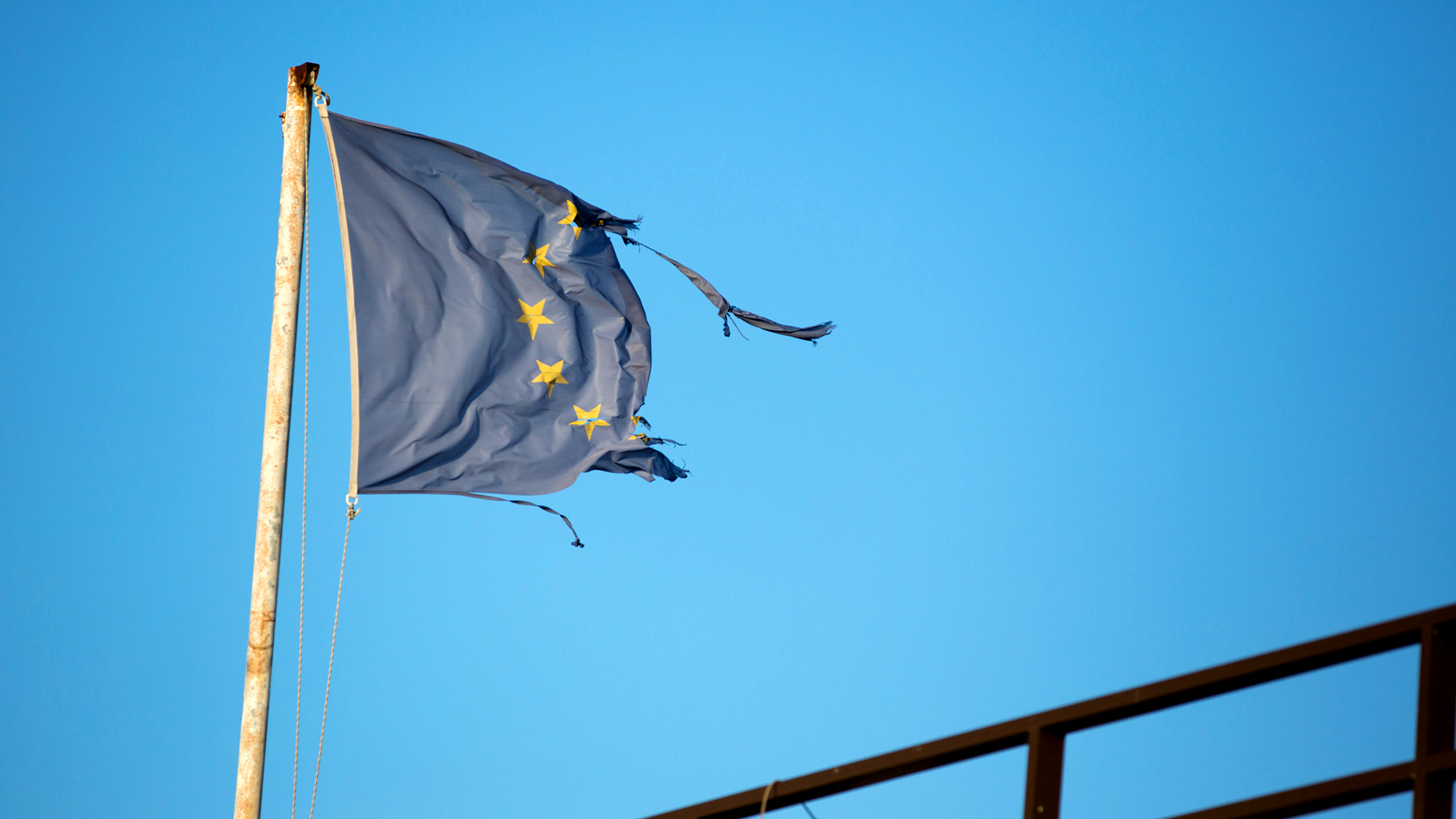 Eine zerrissene EU-Flagge