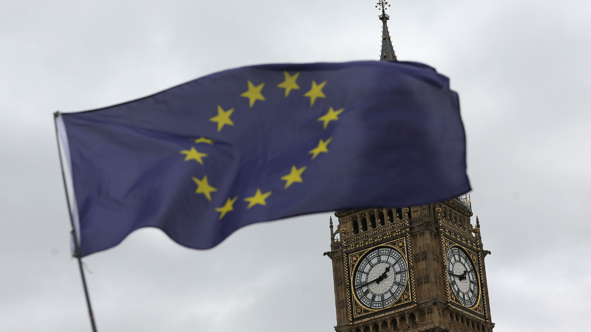 EU-Flagge weht vor dem Big Ben in London | AFP
