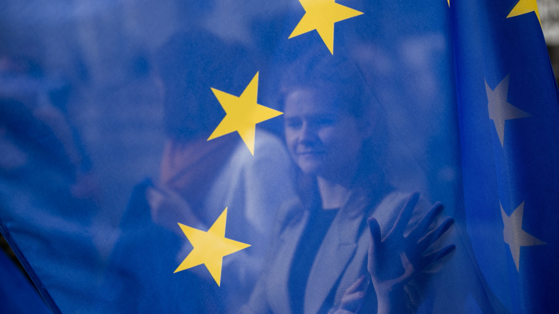 Frau hinter einer EU-Flagge | dpa