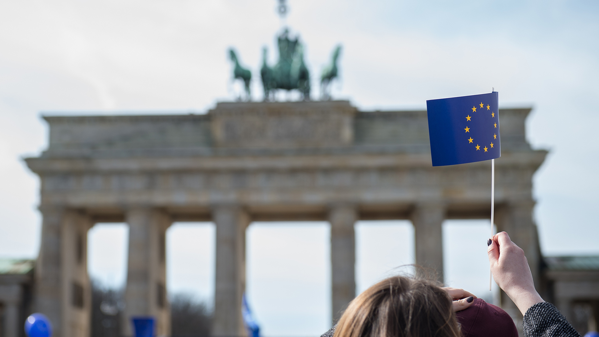 Eine Frau hält in Berlin vor dem Brandenburger Tor eine Europafähnchen in der Hand. (Archivbild) | picture alliance / Silas Stein/d