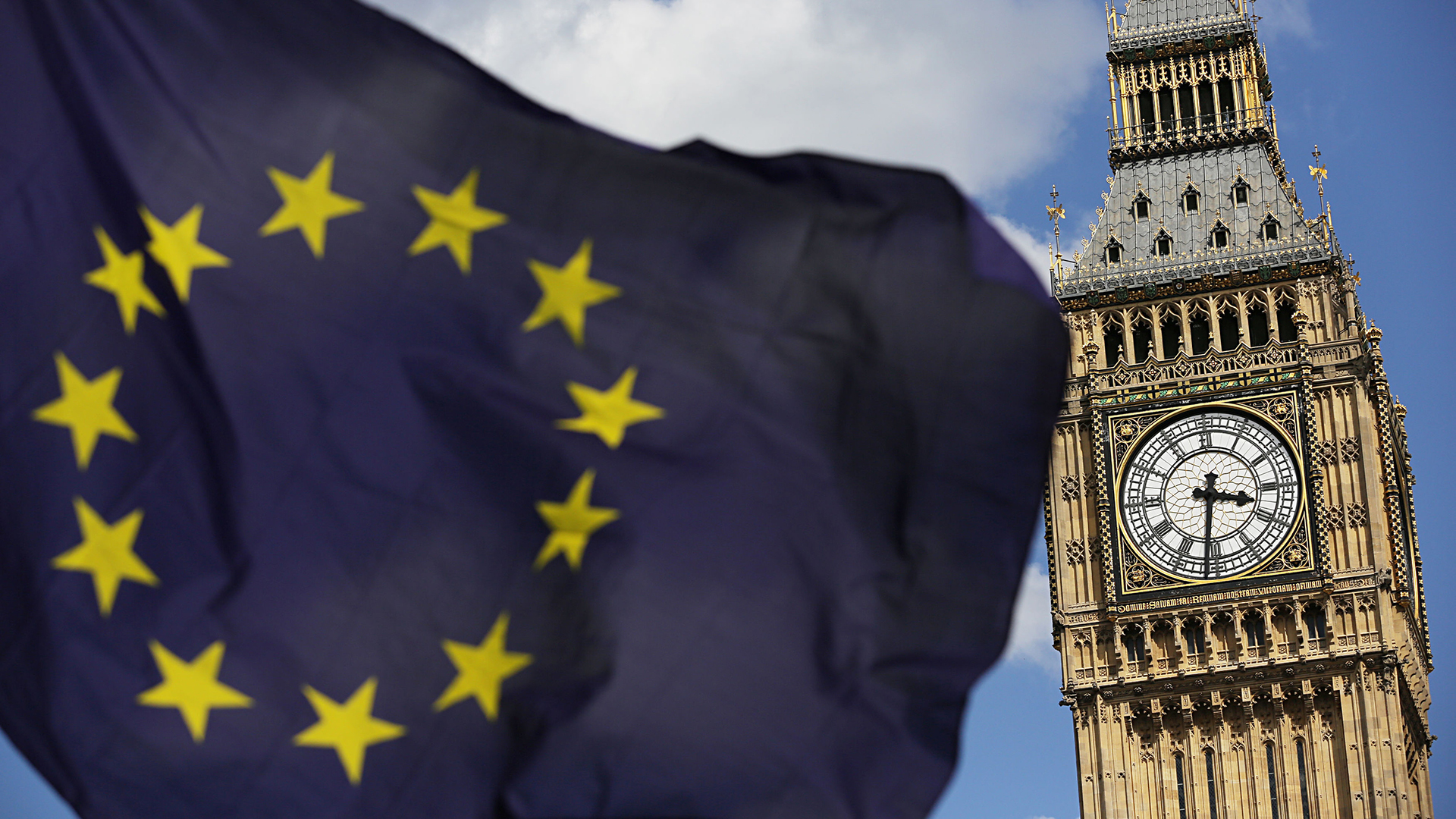 EU-Flagge weht vor dem Big Ben in London
