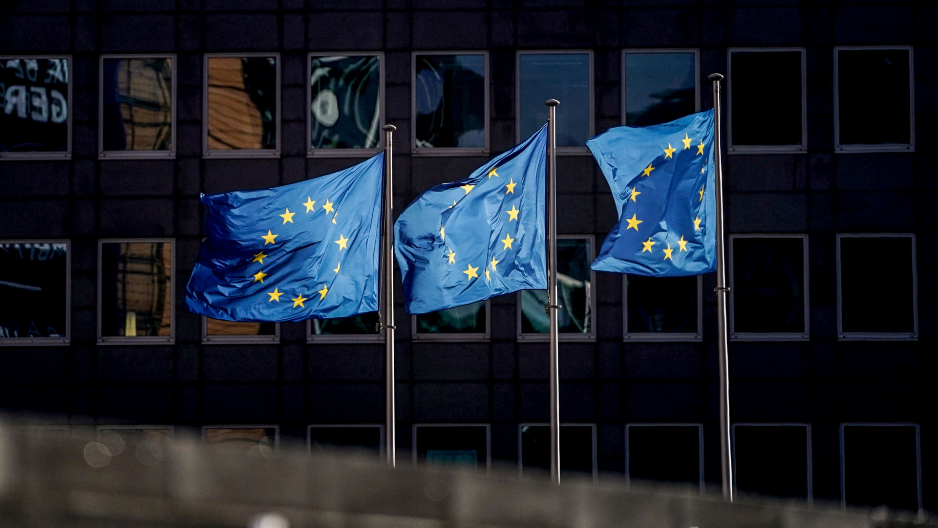 EU-Flaggen vor dem Gebäude der EU-Kommission in Brüssel