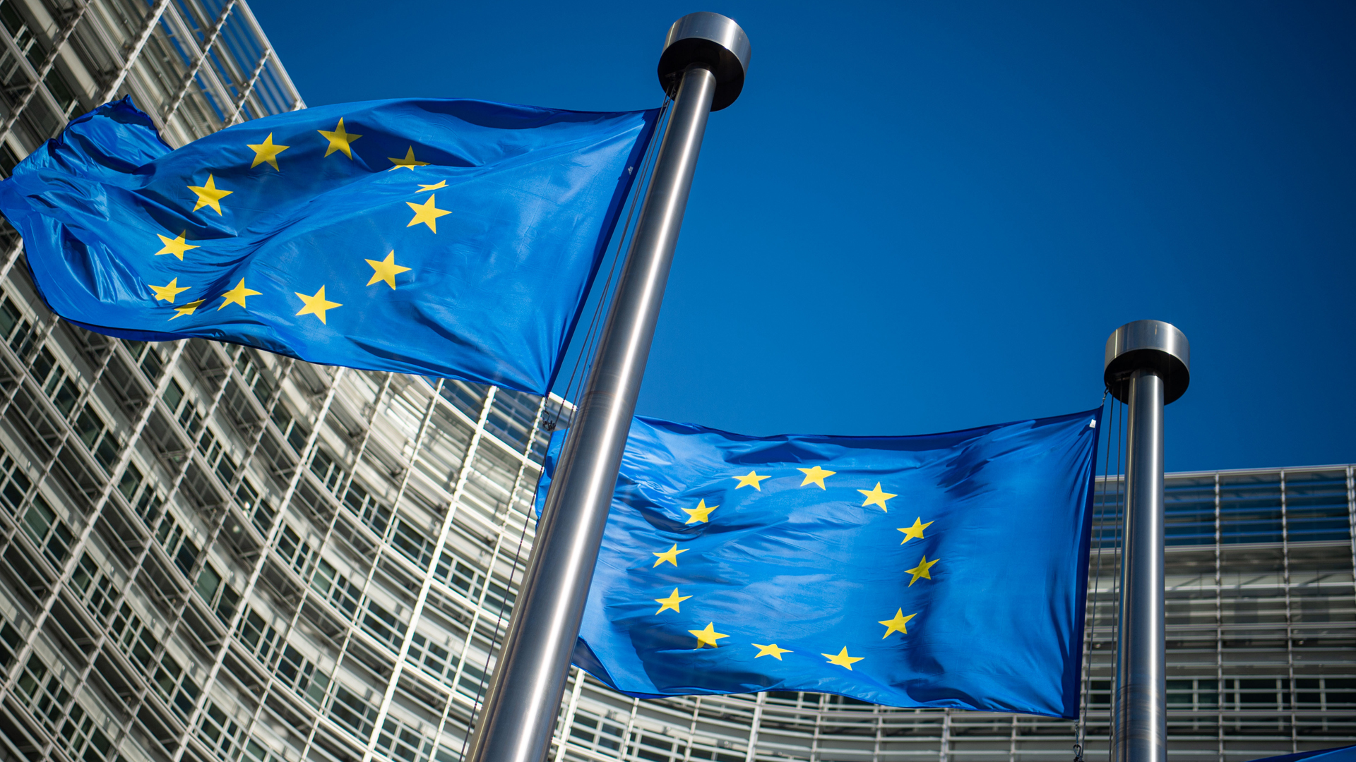 Flaggen der Europäischen Union wehen im Wind vor dem Berlaymont-Gebäude, dem Sitz der Europäischen Kommission.  | picture alliance/dpa