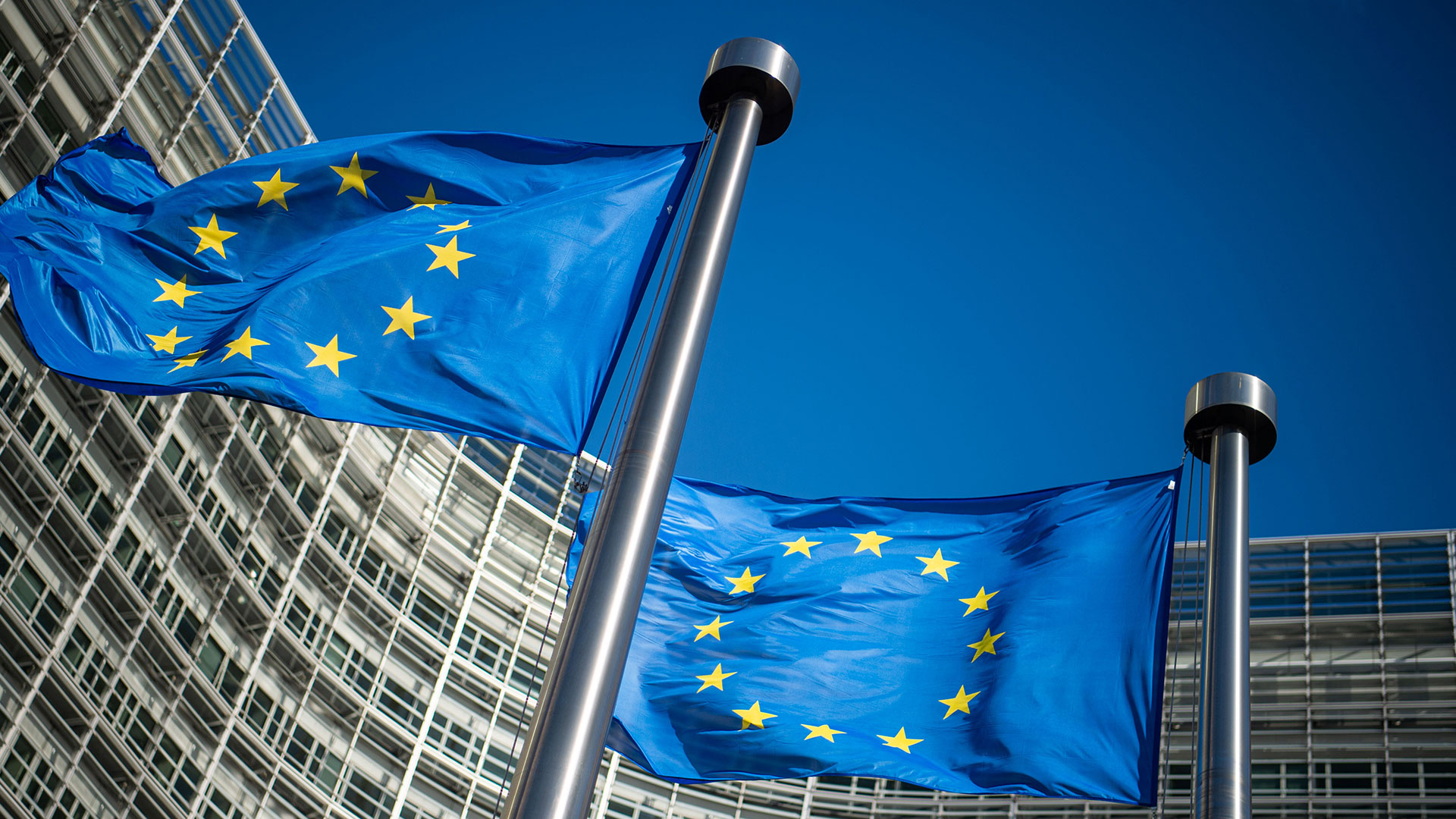 EU-Flaggen wehen vor der Zentrale der EU-Kommission in Brüssel