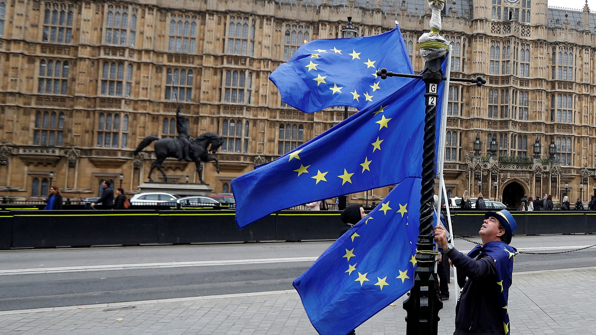 Mann mit EU-Flaggen in London