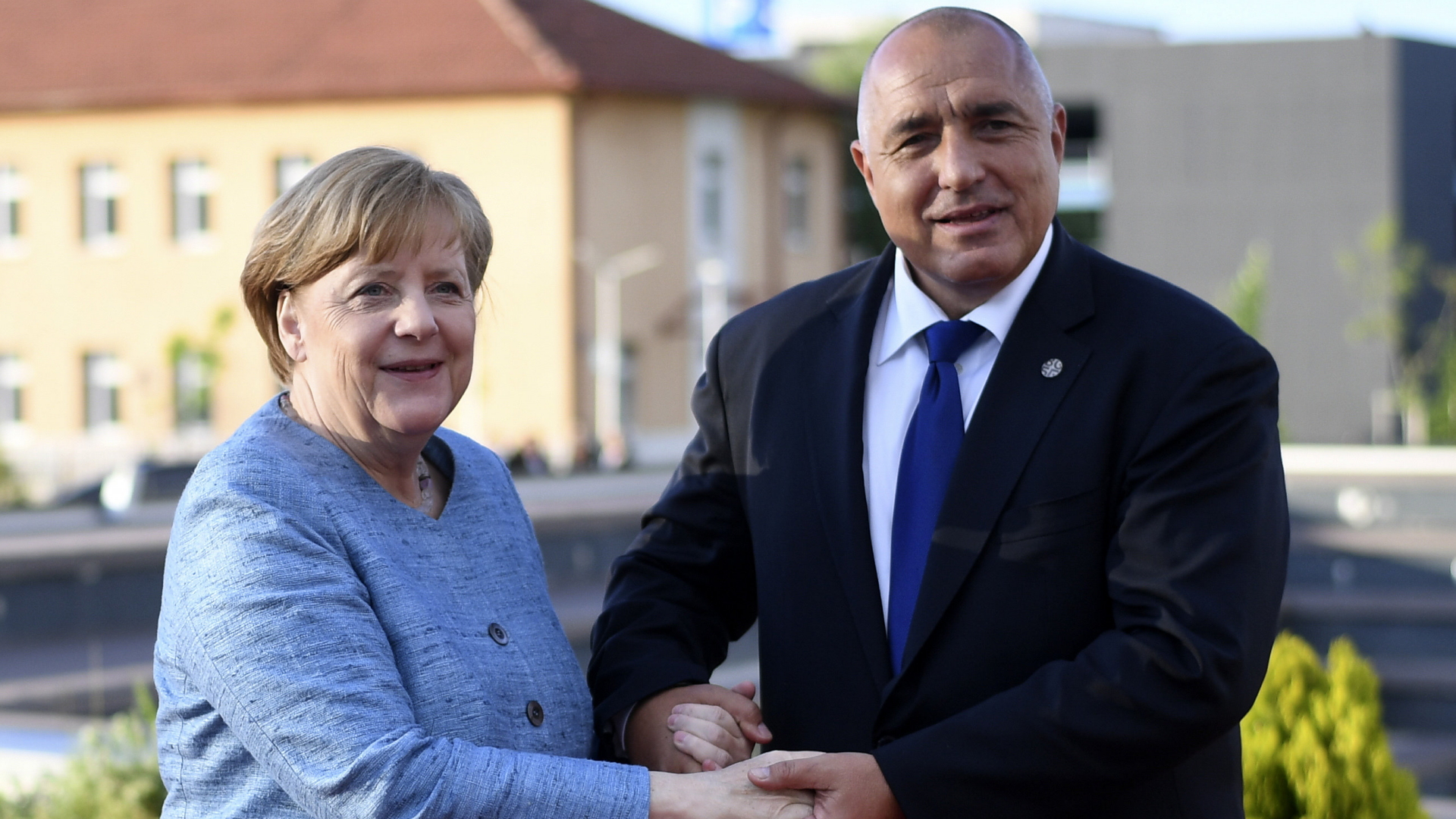 Bojko Borissow, Ministerpräsident von Bulgarien, begrüßt Bundeskanzlerin Angela Merkel zum Treffen der EU-Staats- und Regierungschefs in Sofia. | dpa