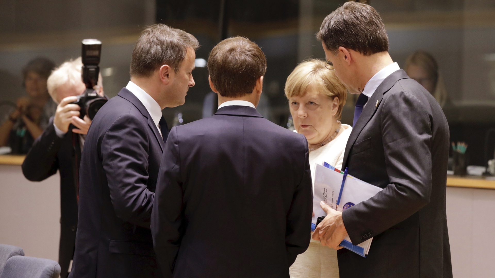 Angela Merkel spricht mit Xavier Bettel, Emmanuel Macron und Mark Rutte auf dem EU-Gipfel in Brüssel | AP
