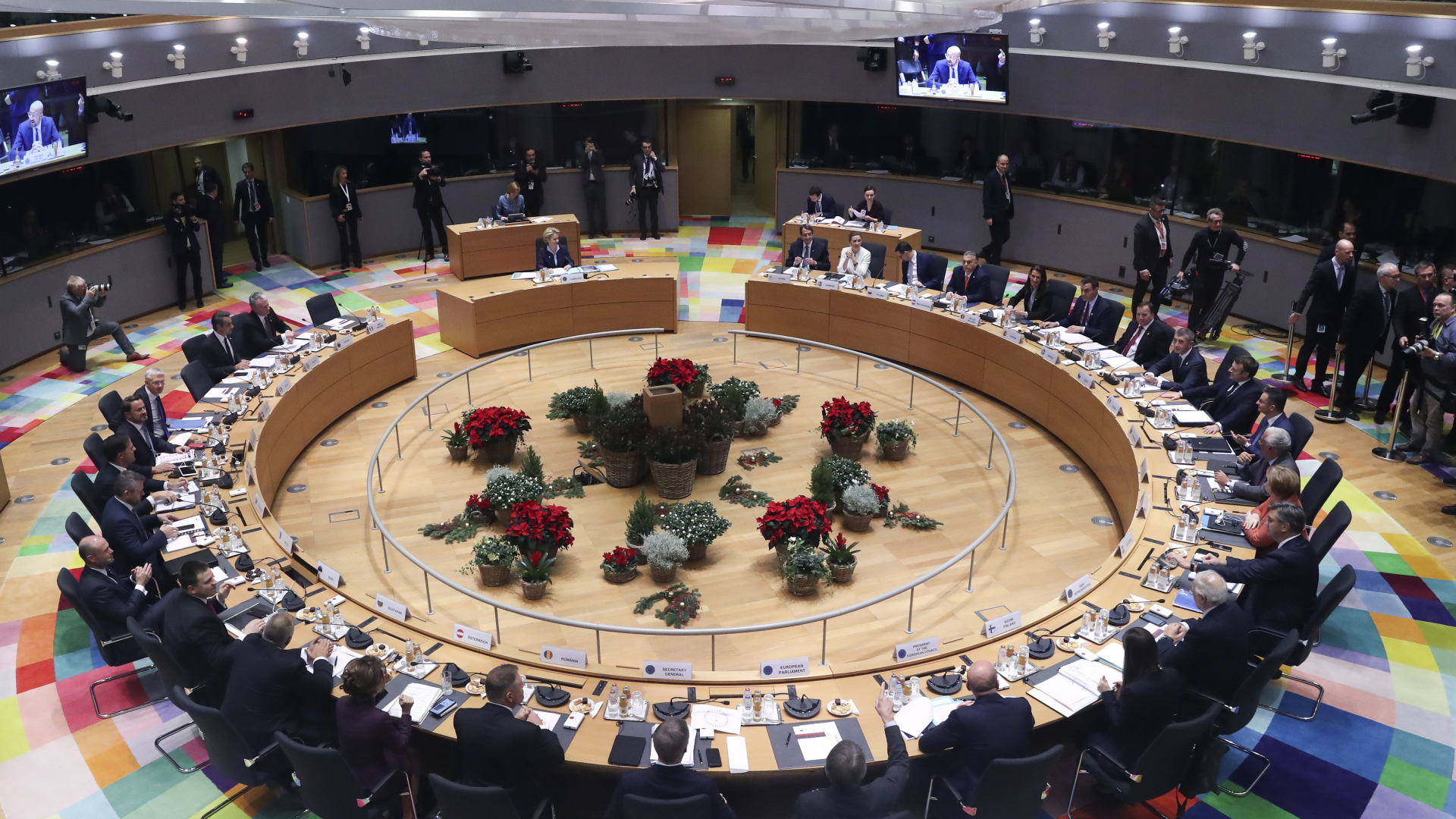 Die Staats- und Regierungschefs nehmen an einem Roundtable-Meeting beim EU-Gipfel teil. | dpa