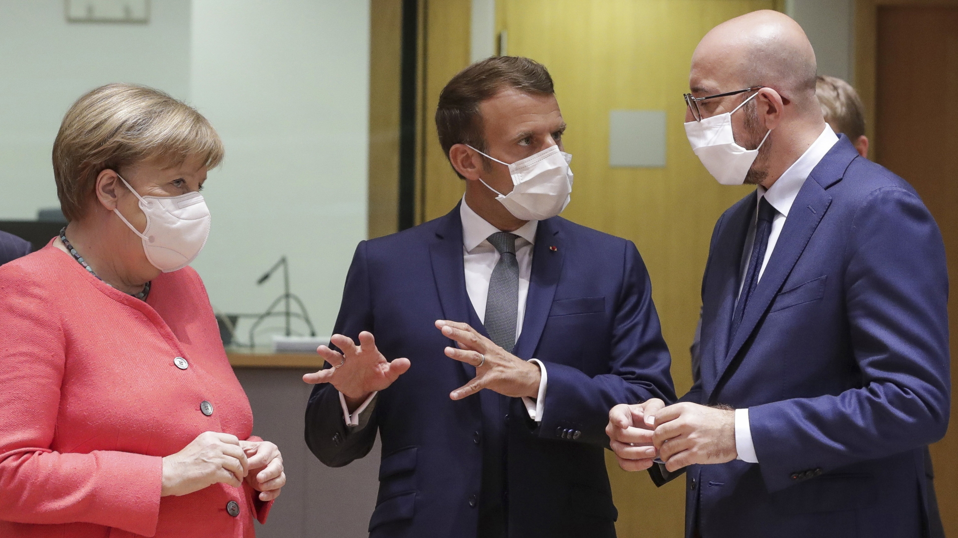 Merkel, Macron und Michel mit Maske beim Auftakt des EU-Gipfels