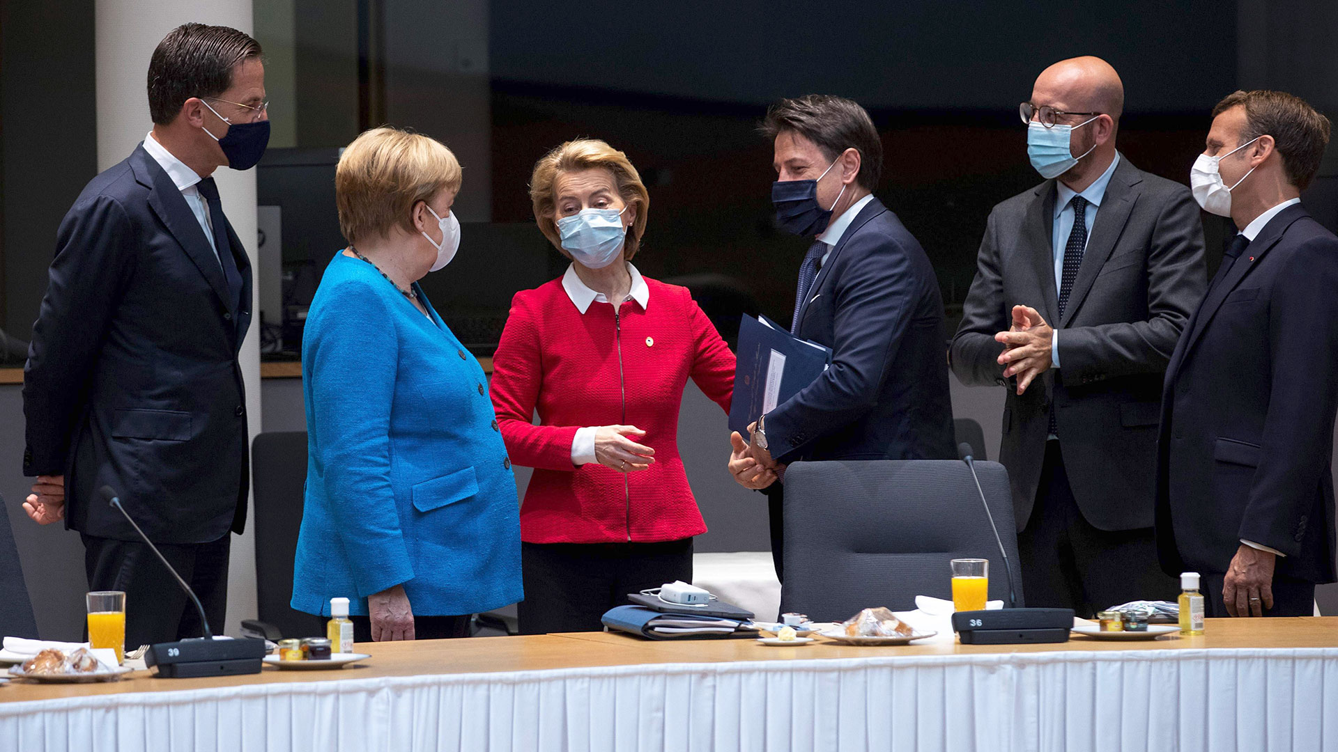 Mark Rutte, Angela Merkel, Ursula von der Leyen, Giuseppe Conte, Charles Michel und Emmanuel Macron vor einem EU-Gipfel. | AFP