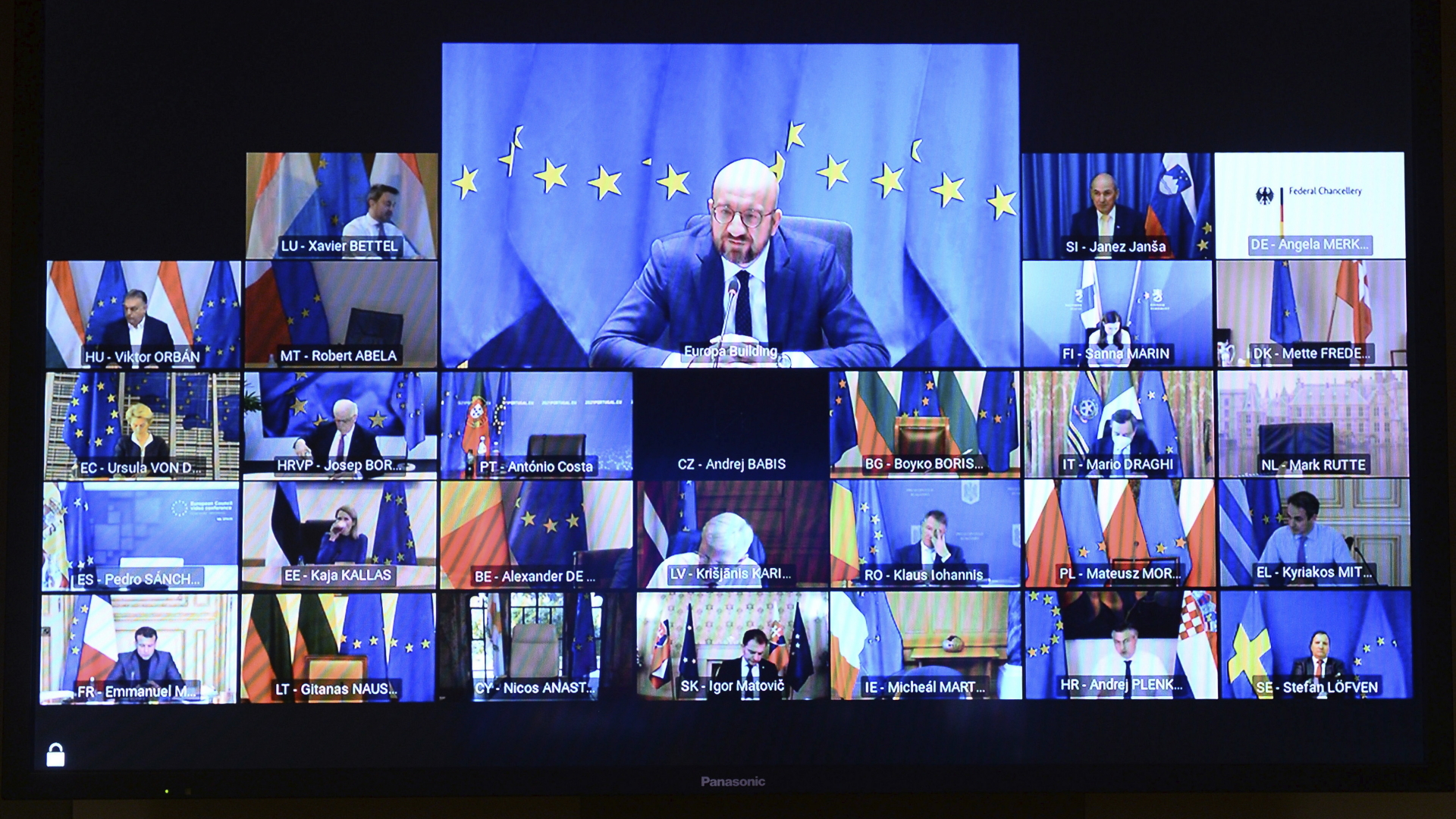 Die Teilnehmer des EU-Videogipfels sind auf einem Bildschirm zu sehen.