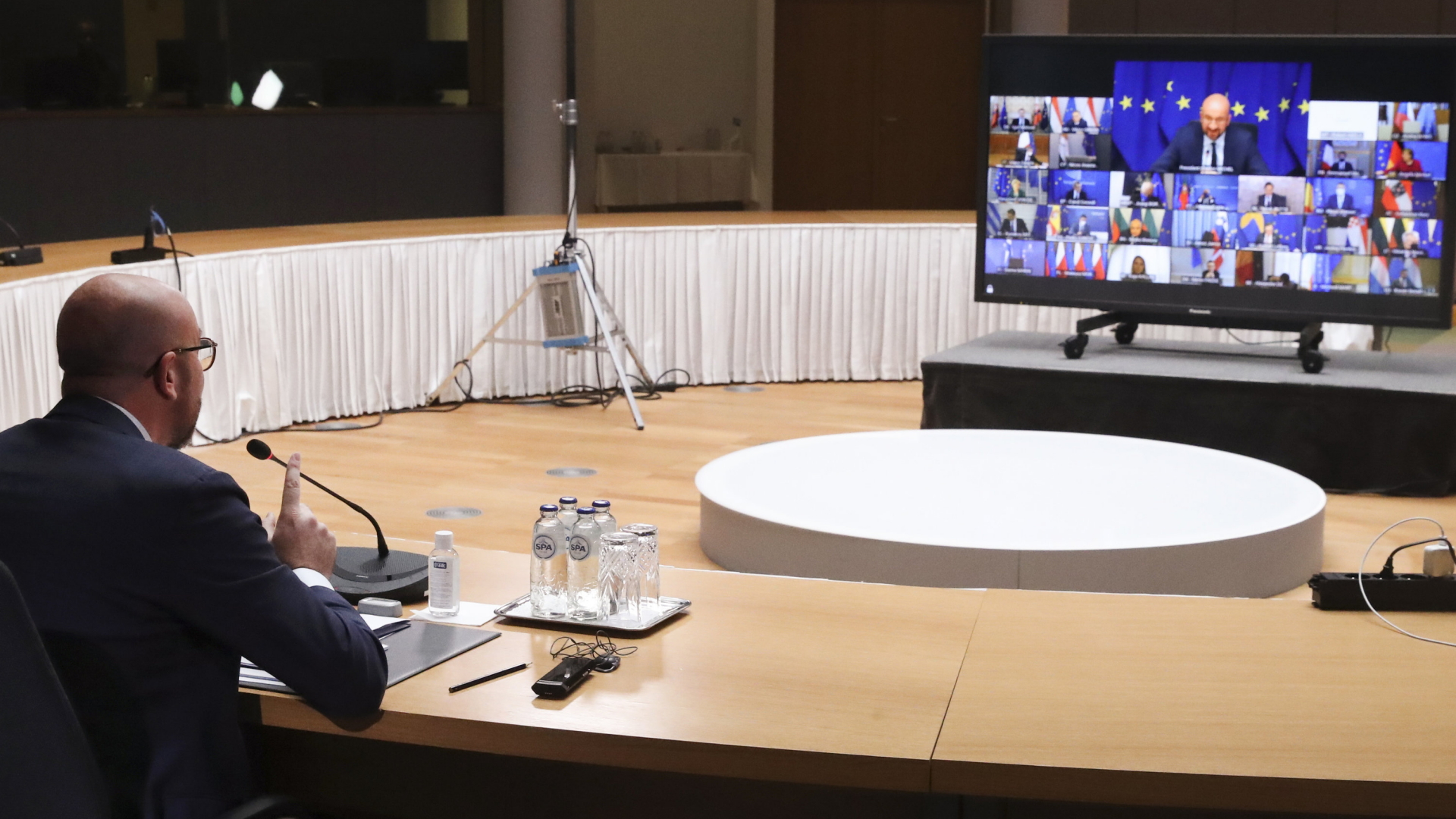 EU-Ratspräsident Charles Michel spricht beim virtuellen Gipfel mit den 27 Staats- und Regierungschefs. | AP