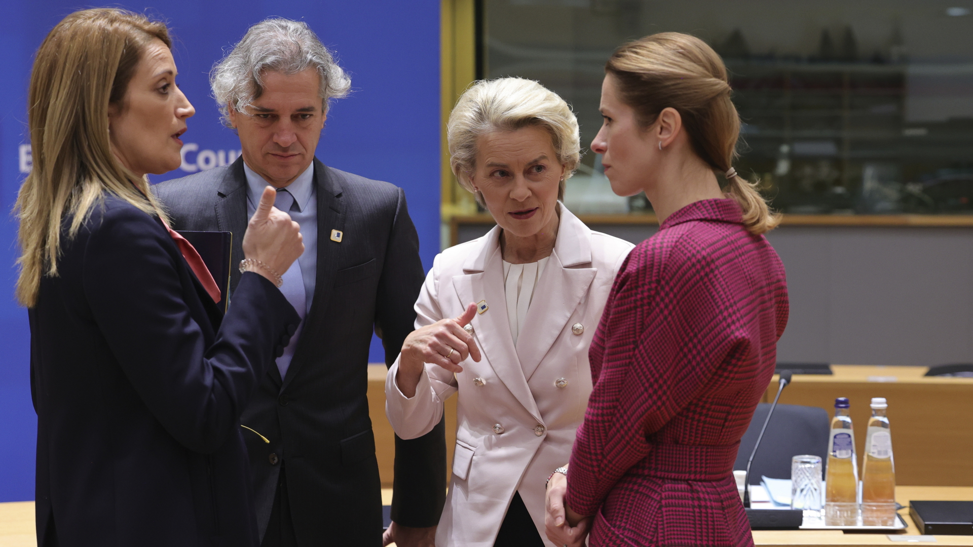 Roberta Metsola (von links nach rechts), Präsidentin des Europäischen Parlaments, Robert Golob, Ministerpräsident von Slowenien, Ursula von der Leyen, Präsidentin der Europäischen Kommission, und Kaja Kallas, Ministerpräsidentin von Estland, nehmen an einem runden Tisch während des EU-Gipfels teil. | dpa