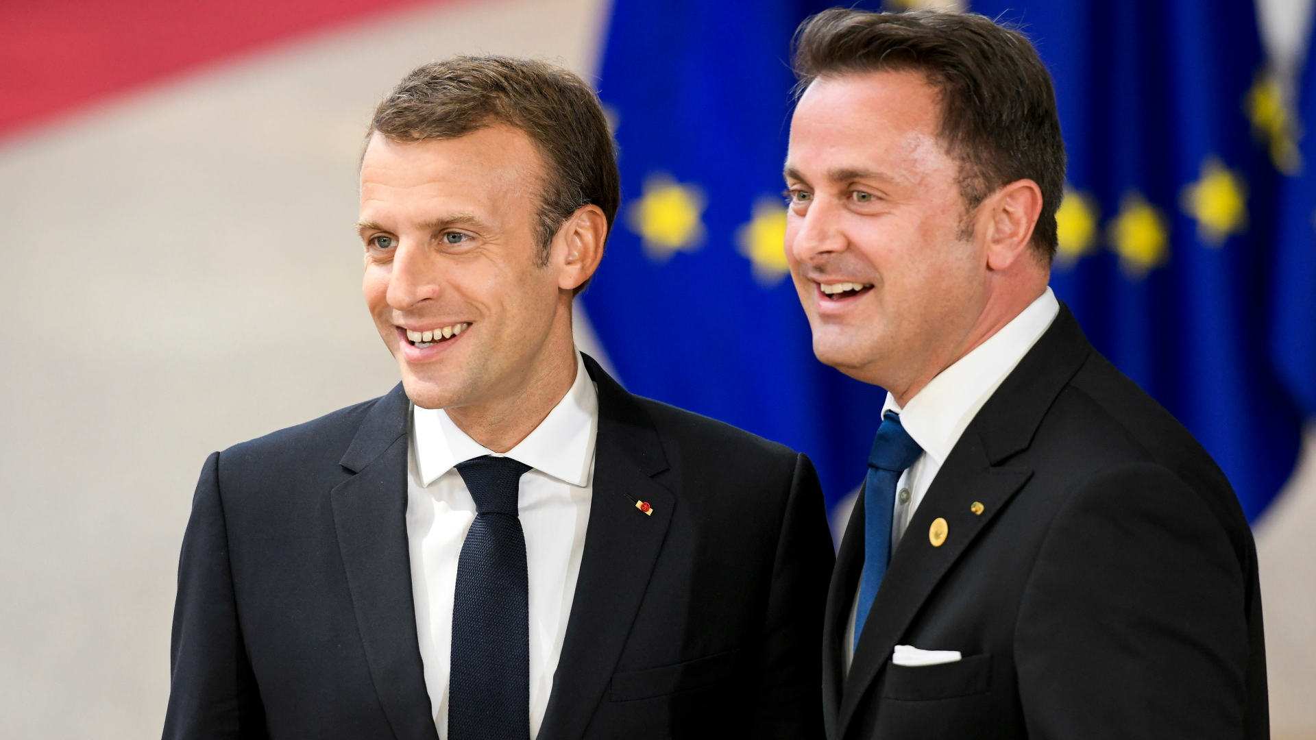 Frankreichs Präsident Emmanuel Macron (links) neben Luxemburgs Premier Xavier Bettel auf dem EU-Gipfel in Brüssel. | NICOLAS LAMBERT/EPA-EFE/REX/Shut
