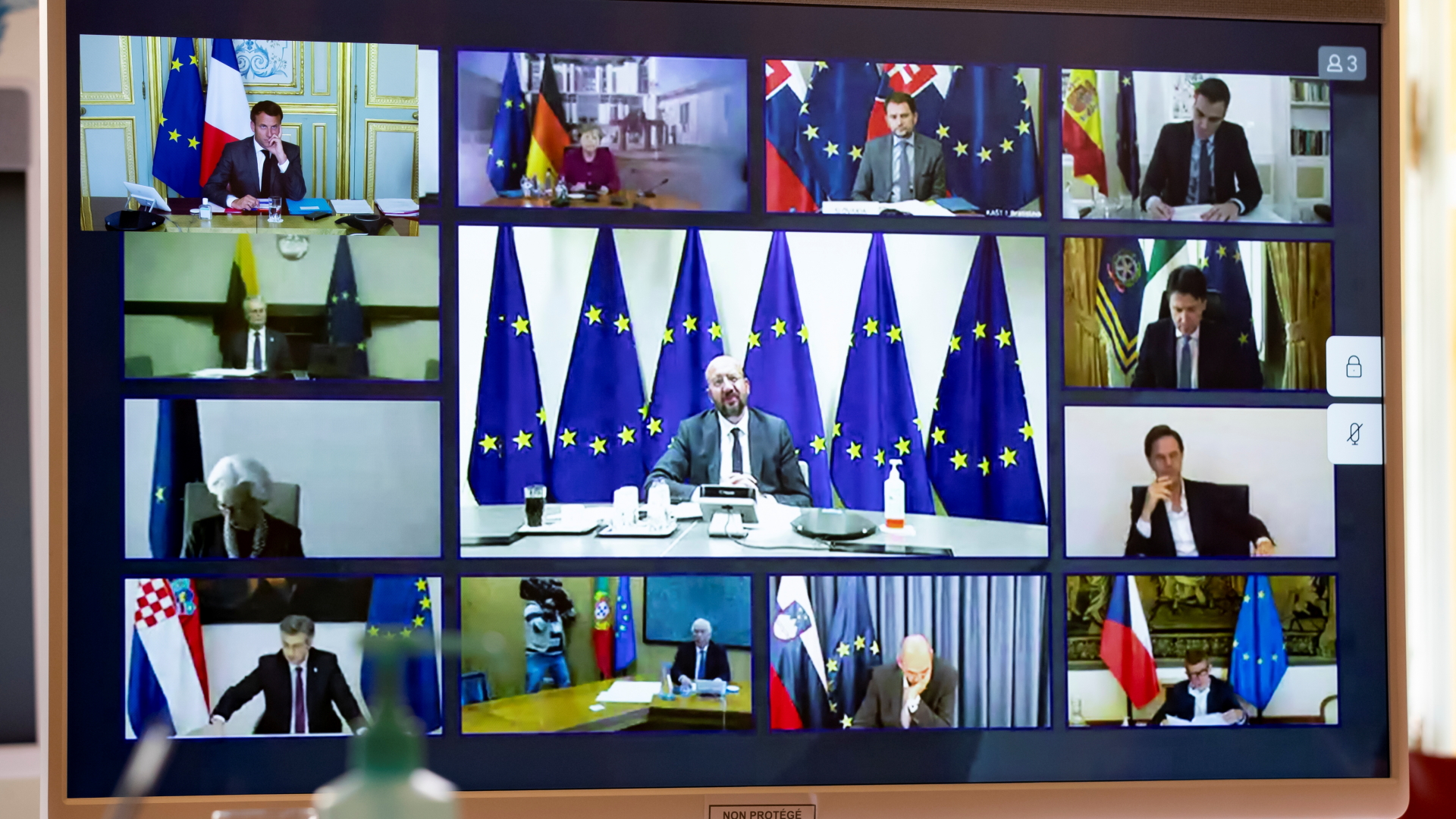 Auf einem Computerbildschirm sieht man verschiedene EU-Politiker, die sich zum Videogipfel über die Finanzhilfen in der Corona-Krise zugeschaltet haben. | REUTERS