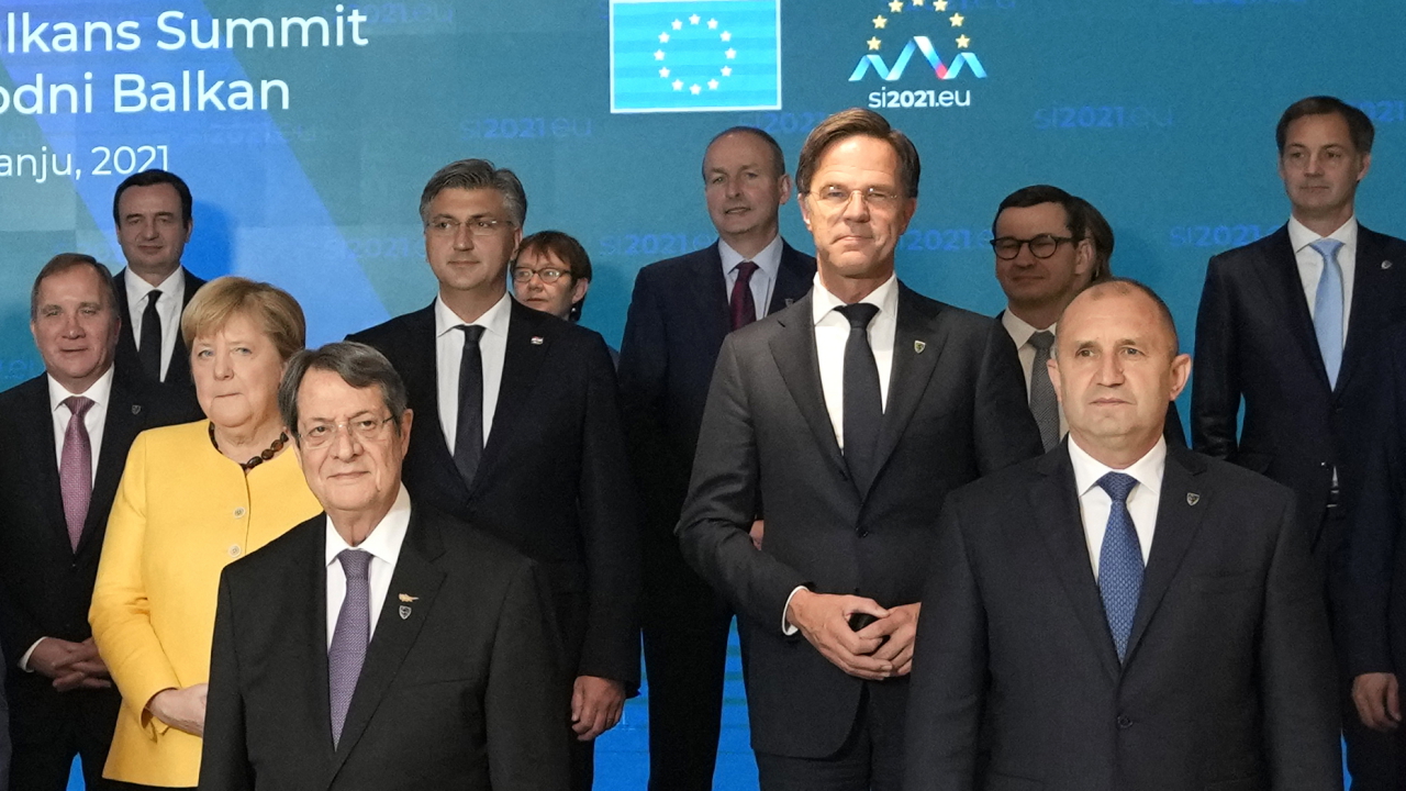 Die EU-Staats- und Regierungschefs posieren für ein Foto auf dem Westbalkan-Gipfel. | dpa