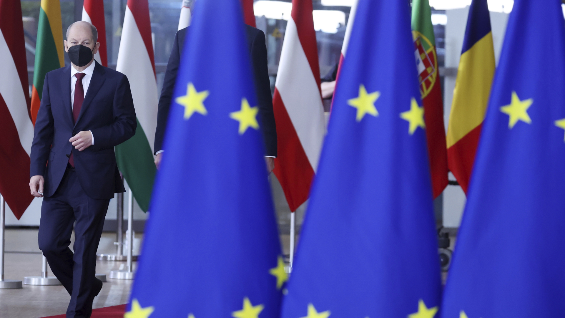 Bundeskanzler Olaf Scholz  trifft zu einem EU-Gipfel im Gebäude des Europäischen Rates ein. | dpa