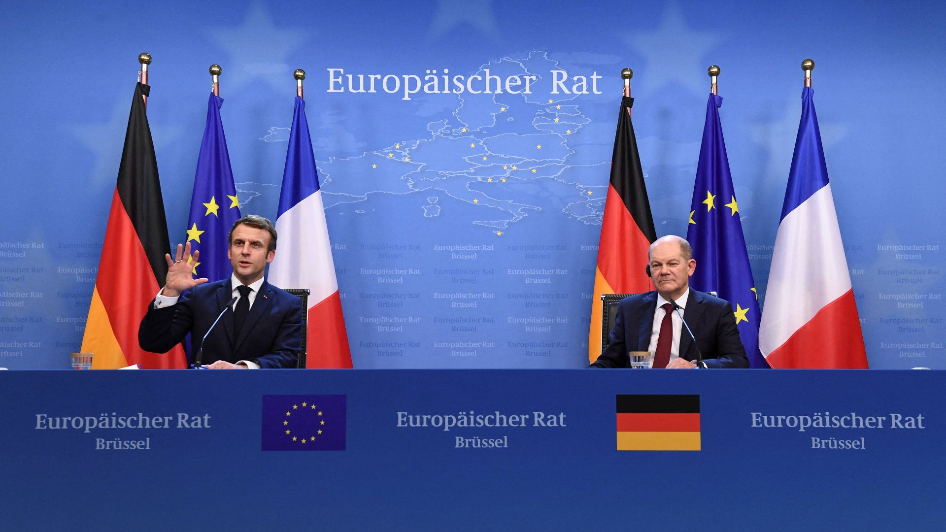 Bundeskanzler Scholz und der französische Präsident Macron bei einer gemeinsamen Pressekonferenz nach dem EU-Gipfel. | REUTERS