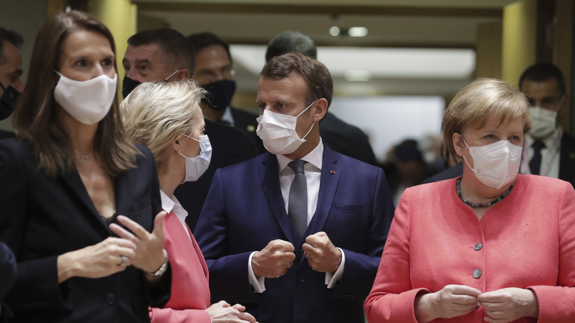 Sophie Wilmes (l-r), Premierministerin von Belgien, Ursula von der Leyen, Präsidentin der Europäischen Kommission, Emmanuel Macron, Präsident von Frankreich, und die Bundeskanzlerin Angela Merkel stehen beim EU-Gipfel im Gebäude des Europäischen Rates zusammen.  | dpa