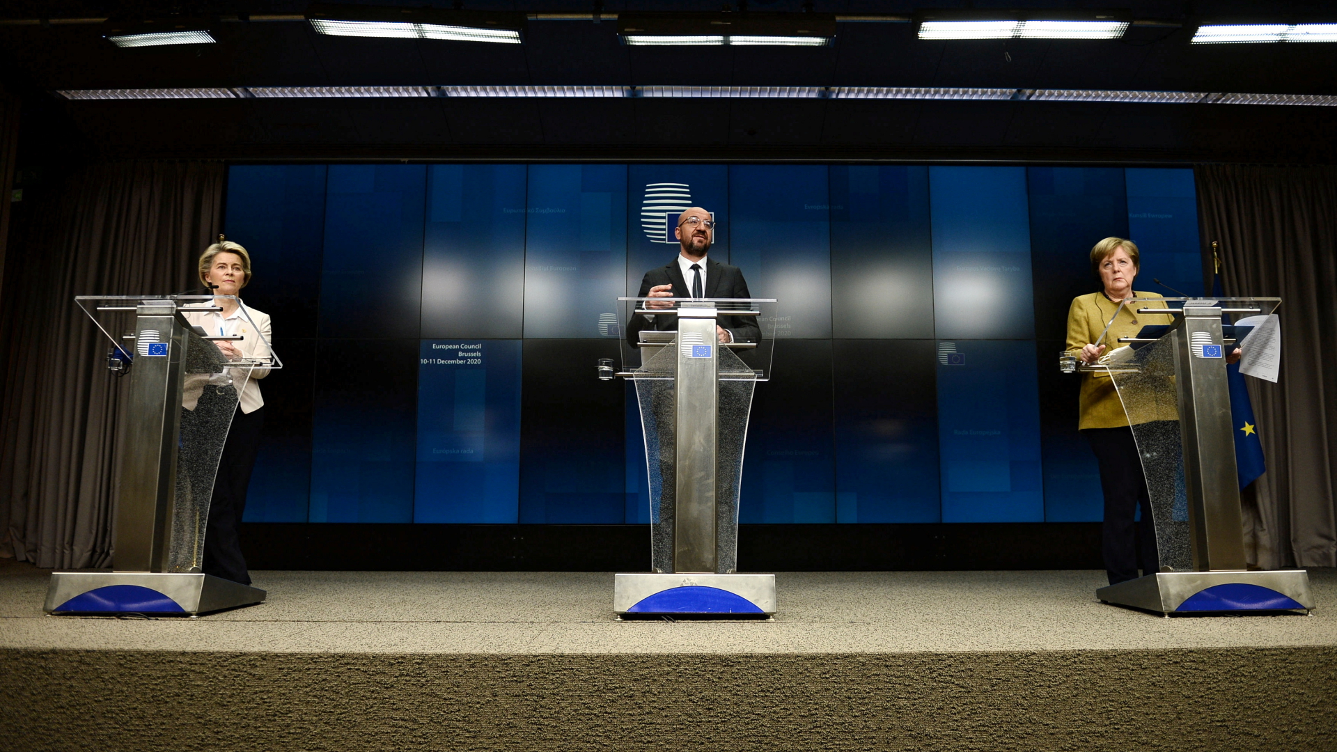 EU-Kommissionspräsidentin Ursula von der Leyen, Ratspräsident Charles Michel und Bundeskanzlerin Angela Merkel präsentieren die Ergebnisse des EU-Gipfels in Brüssel. | REUTERS