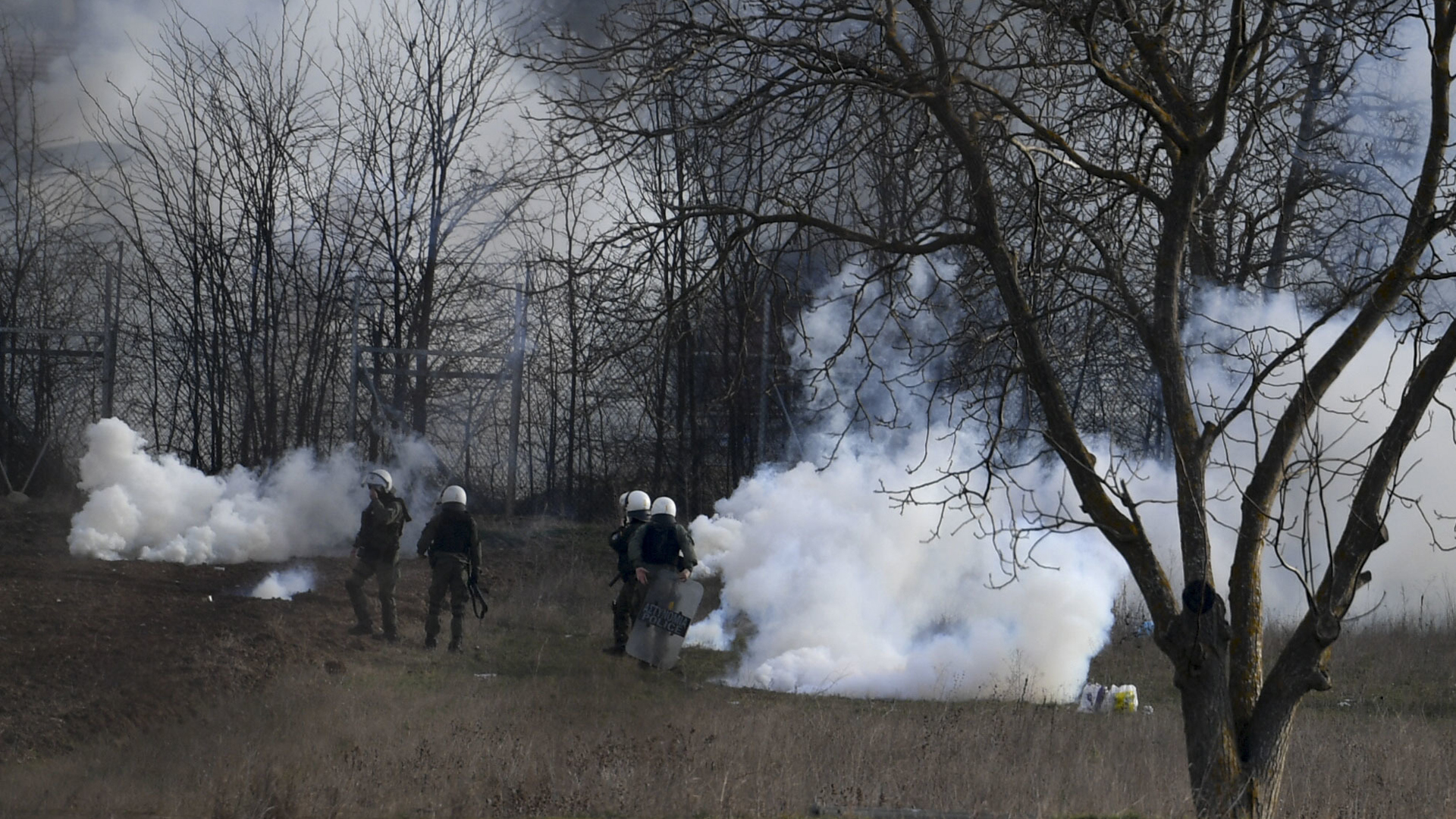 Tränengas breitet sich an der türkischen Grenze in der griechischen Region Evros aus. | picture alliance/dpa