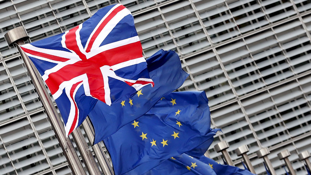 Flaggen der EU und Großbritanniens | REUTERS