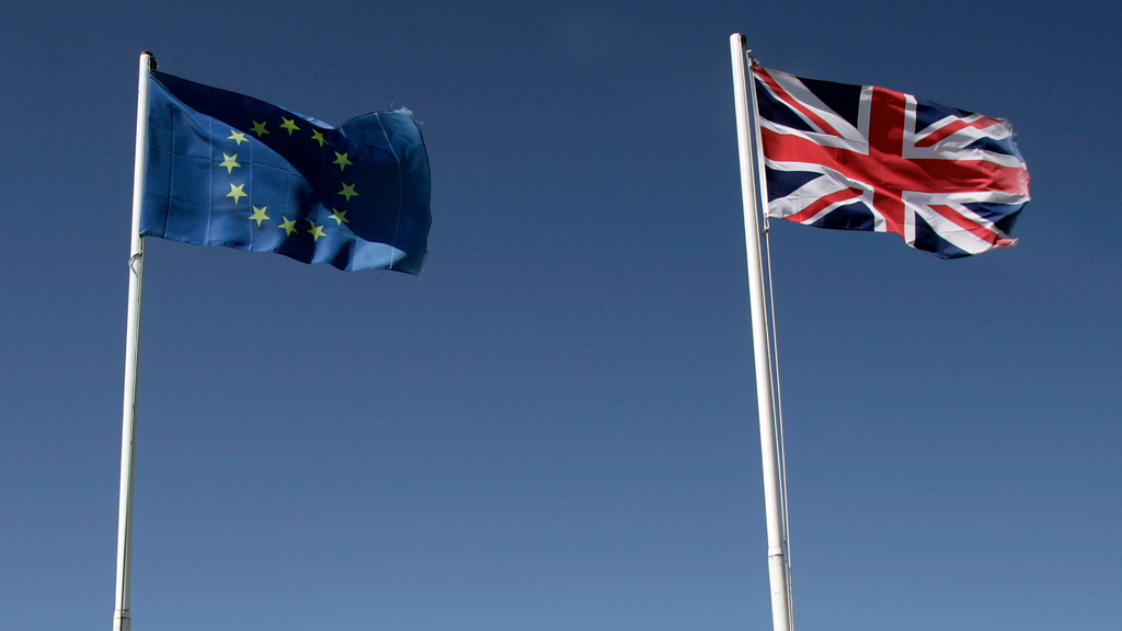 Flaggen der EU und Großbritanniens | null