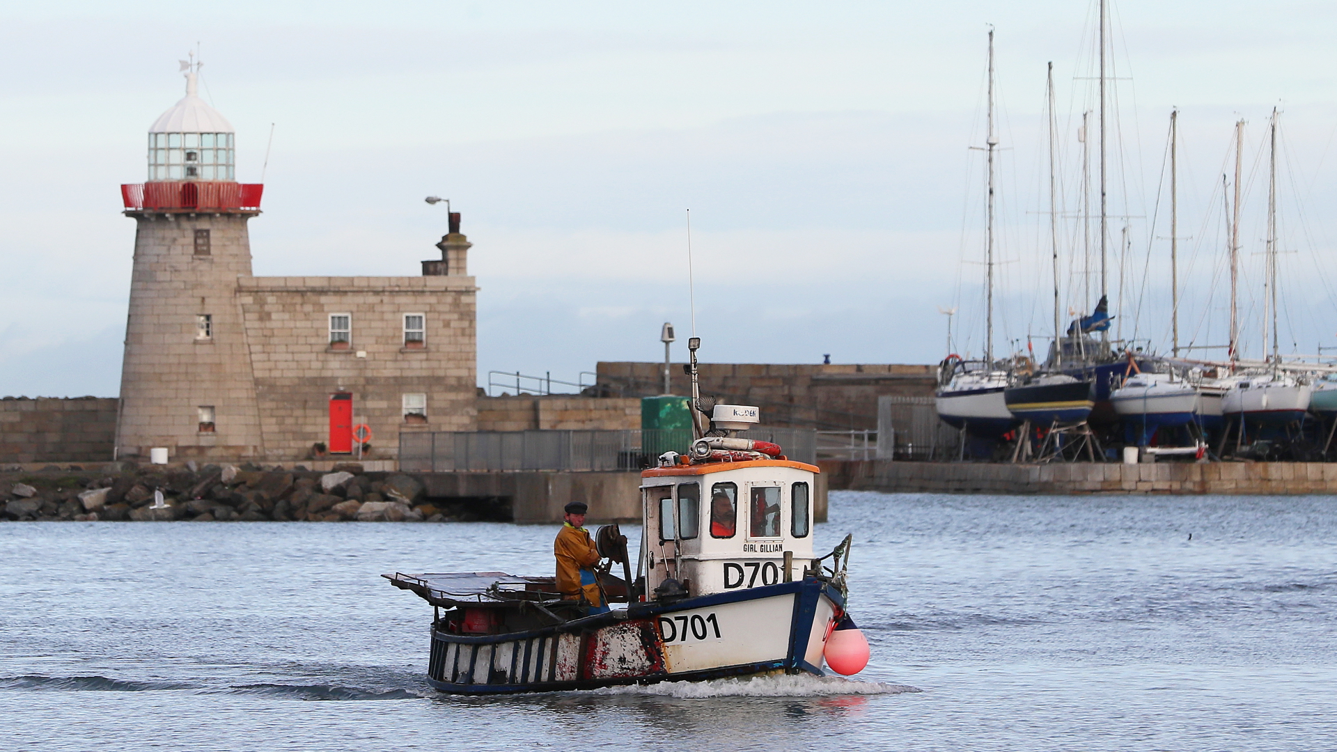 Ein Fischerboot läuft in den Hafen des Fischerdorfs Howth in Dublin ein.  | dpa
