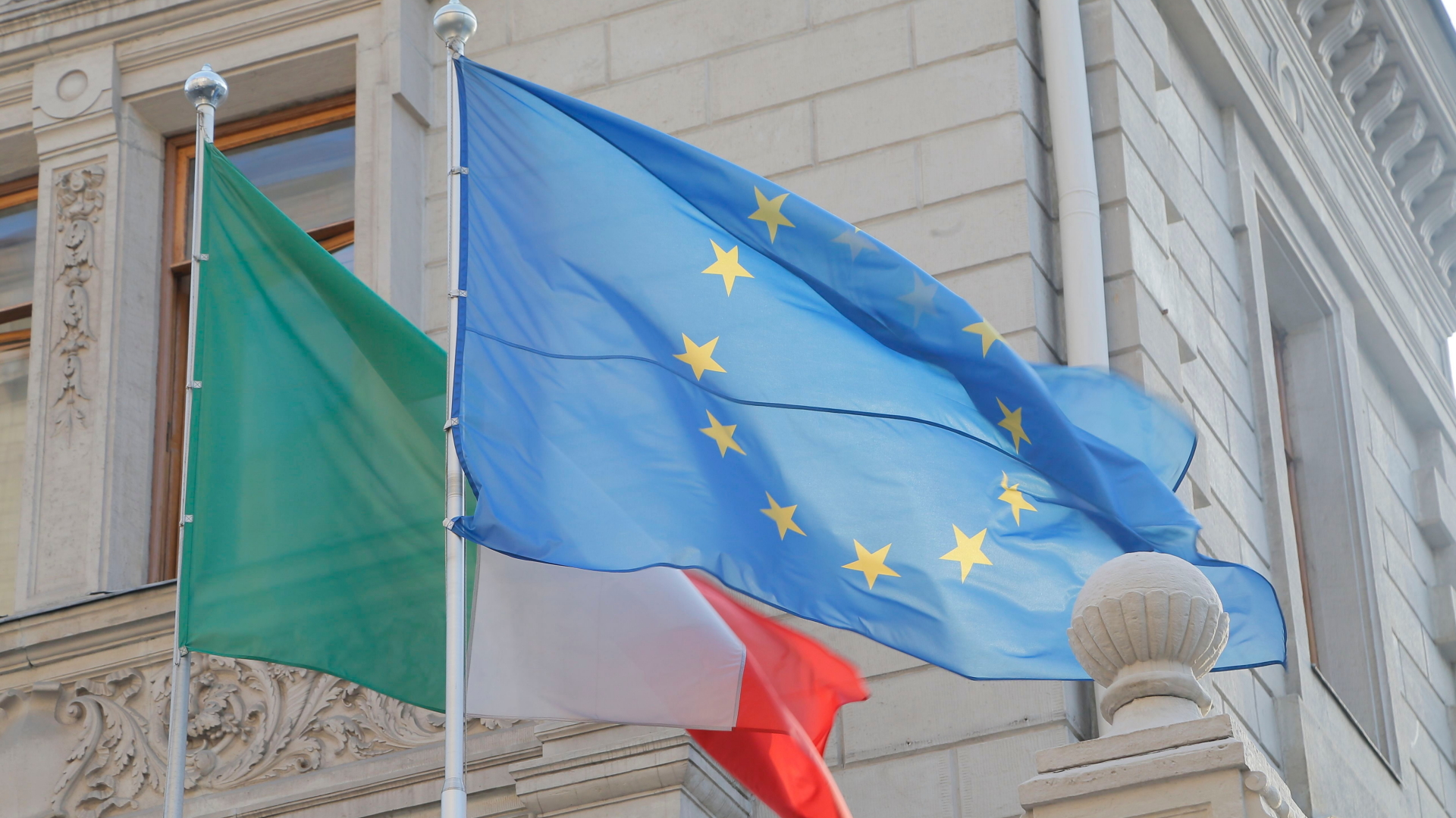 Flaggen Italiens und der EU