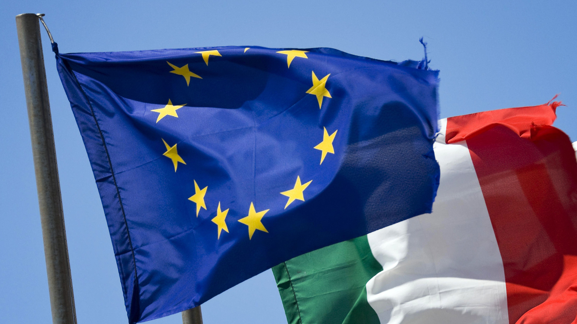 Flaggen der EU und Italiens | Bildquelle: picture alliance / imageBROKER