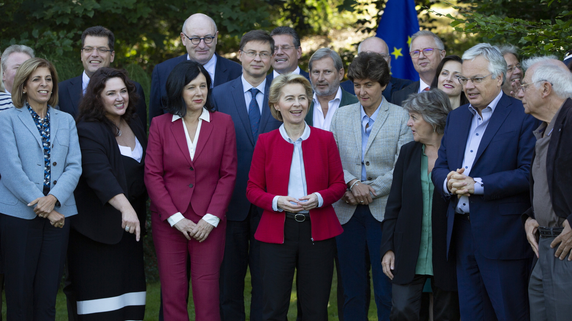 EU-Kommissionschefin von der Leyen umgeben von ihren designierten Kommissaren | dpa