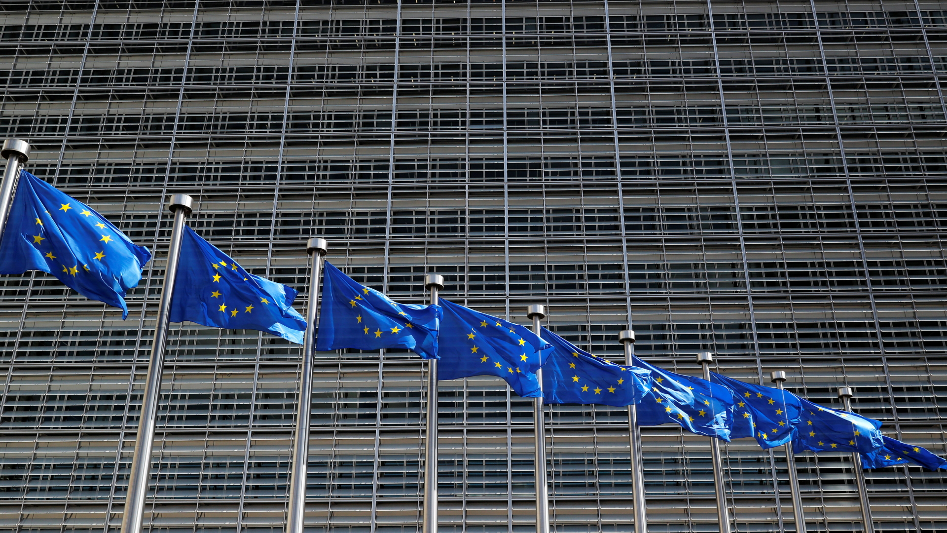 EU-Kommissionsgebäude und EU-Flaggen