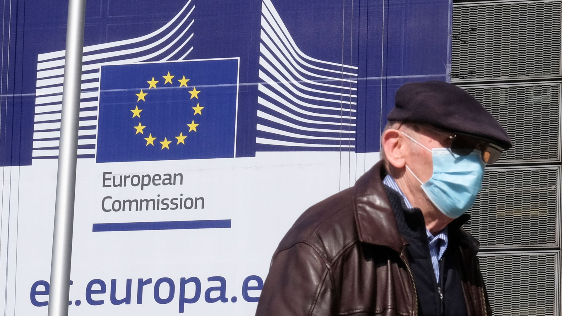Ein Mann mit Mundschutz geht an der EU-Kommissionszentrale in Brüssel vorbei. | OLIVIER HOSLET/EPA-EFE/Shutterst