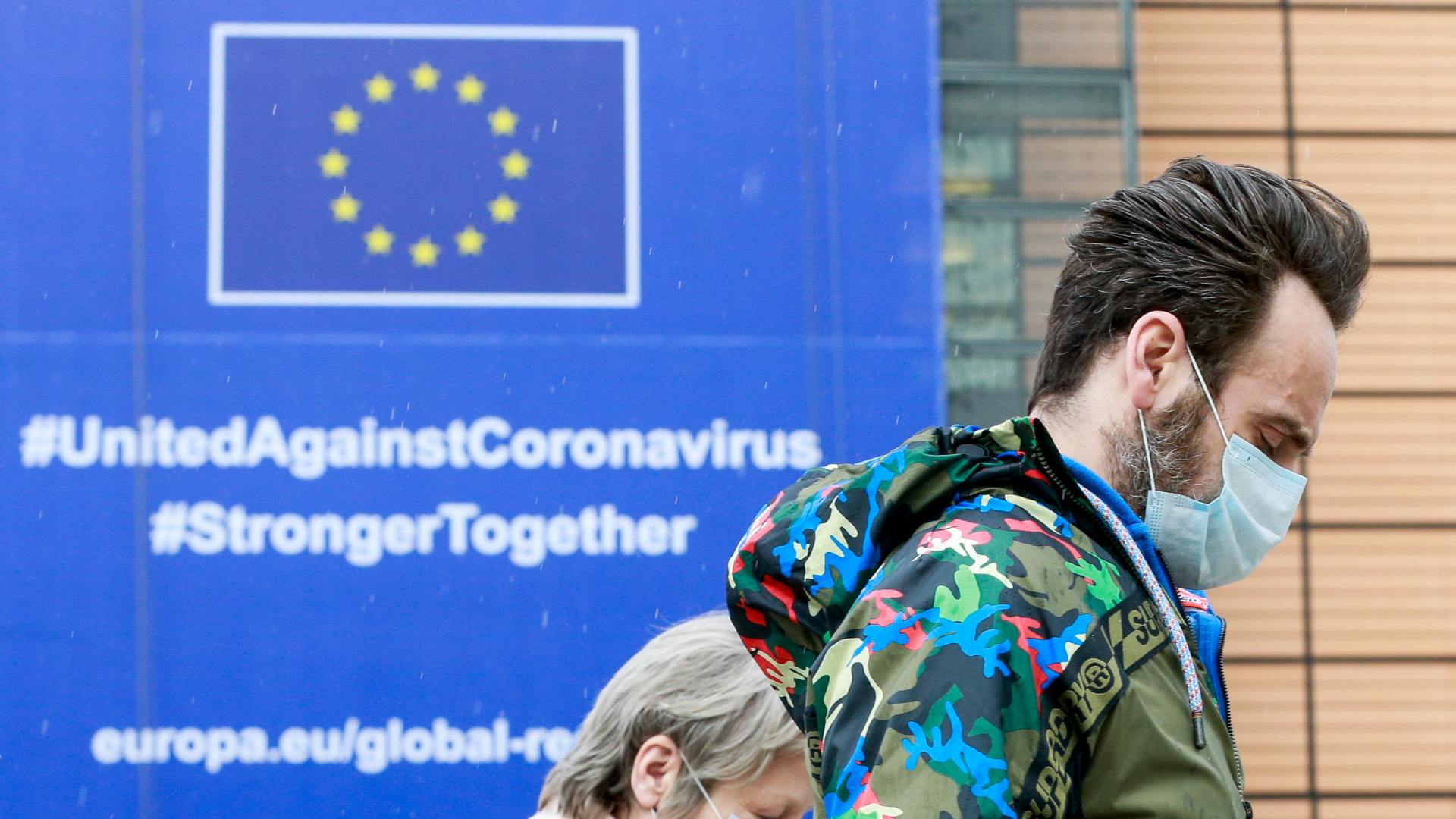 Ein Mann mit Maske geht an EU-Kommission vorbei | STEPHANIE LECOCQ/EPA-EFE/Shutter
