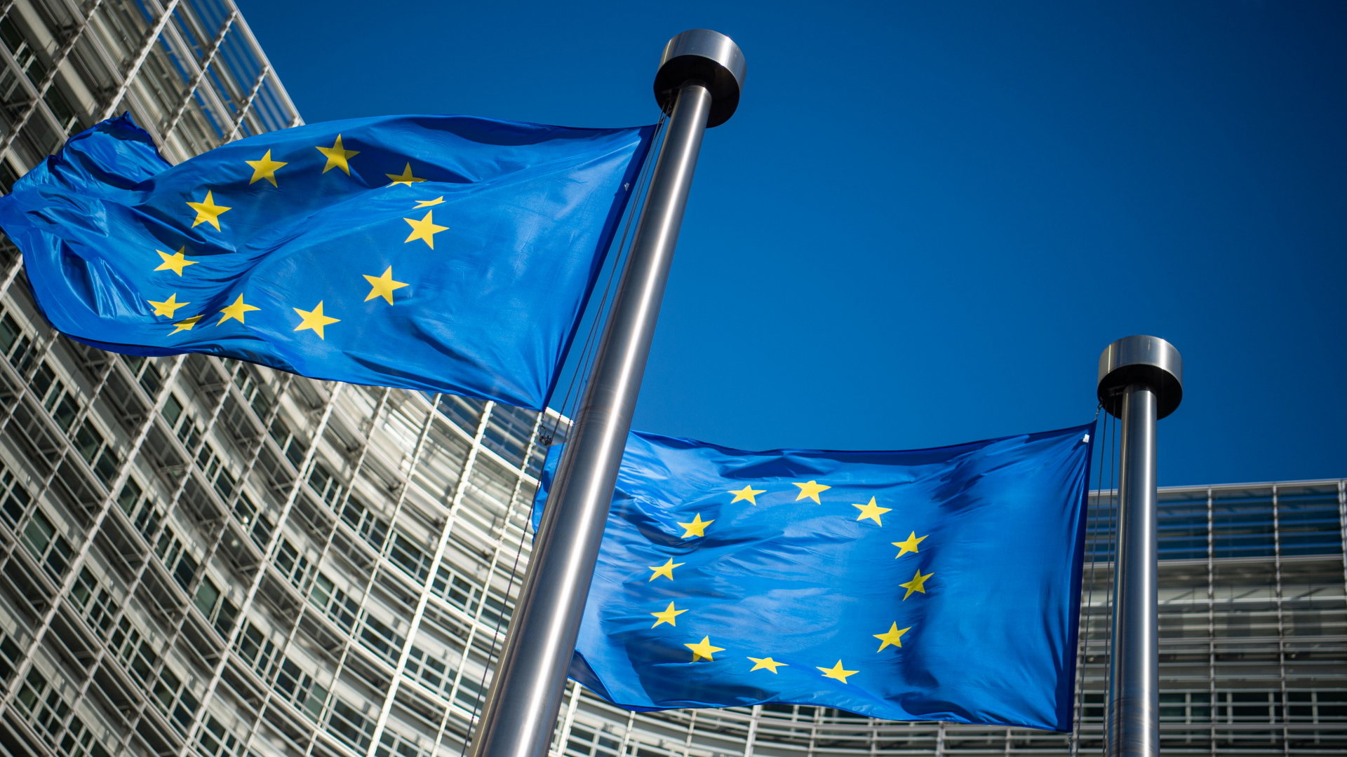 Flaggen der Europäischen Union wehen im Wind vor dem Berlaymont-Gebäude, dem Sitz der Europäischen Kommission. | dpa