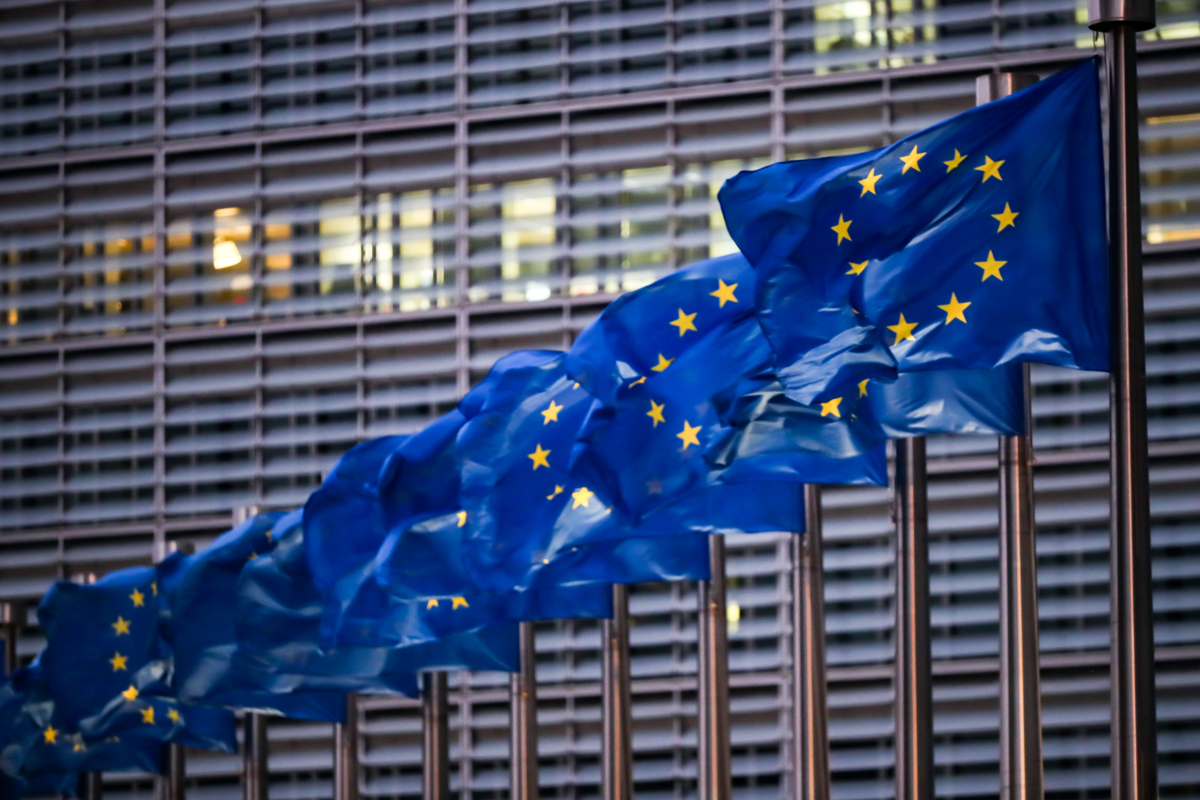 EU-Fahnen wehen vor dem Sitz der EU-Kommission in Brüssel | picture alliance/dpa/XinHua