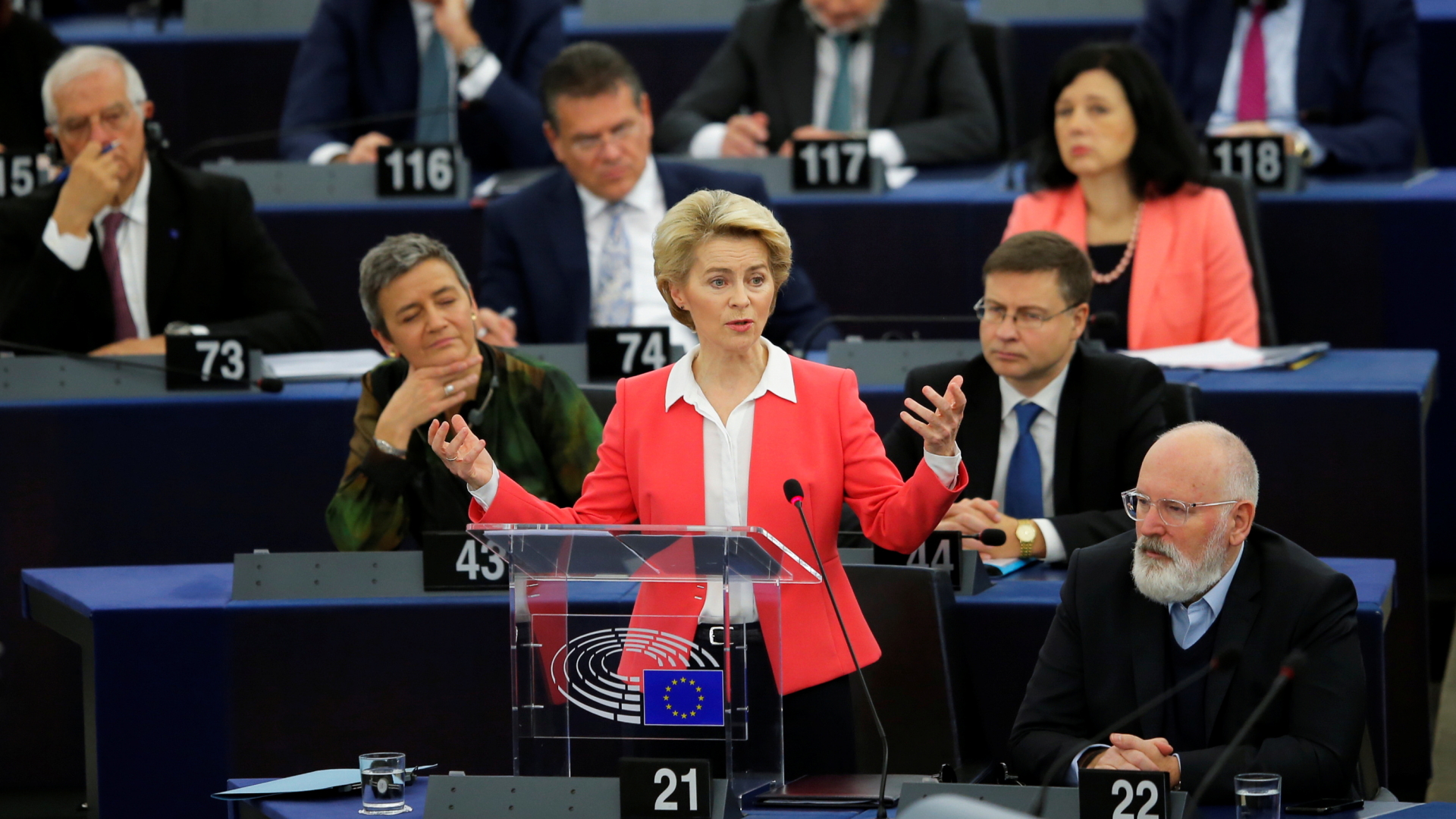 Die ehemalige Bundesverteidigungsministerin und neue Chefin der EU-Kommission, Ursula von der Leyen, spricht bei der Wahl der Kommission im EU-Parlament. | REUTERS