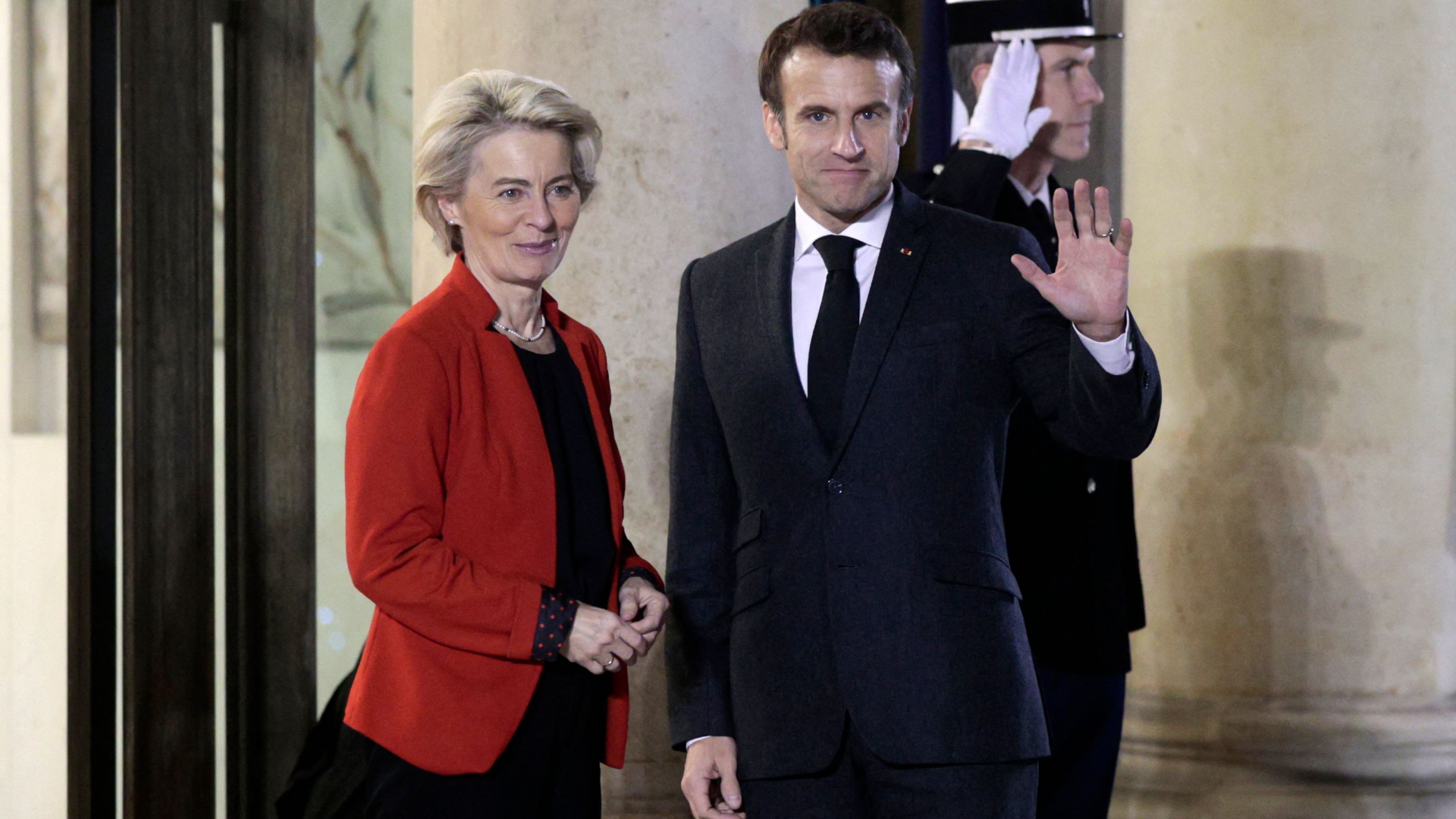 Emmanuel Macron, Präsident von Frankreich, empfängt Ursula von der Leyen, Präsidentin der Europäischen Kommission, im Dezember 2022 zu einem Arbeitsessen im Elysee-Palast.