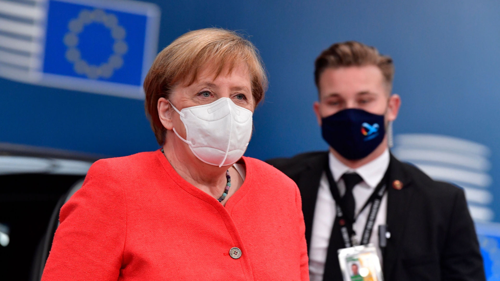 Bundeskanzlerin Angela Merkel mit einer Atemschutzmaske bei ihrer Ankunft in Brüssel.