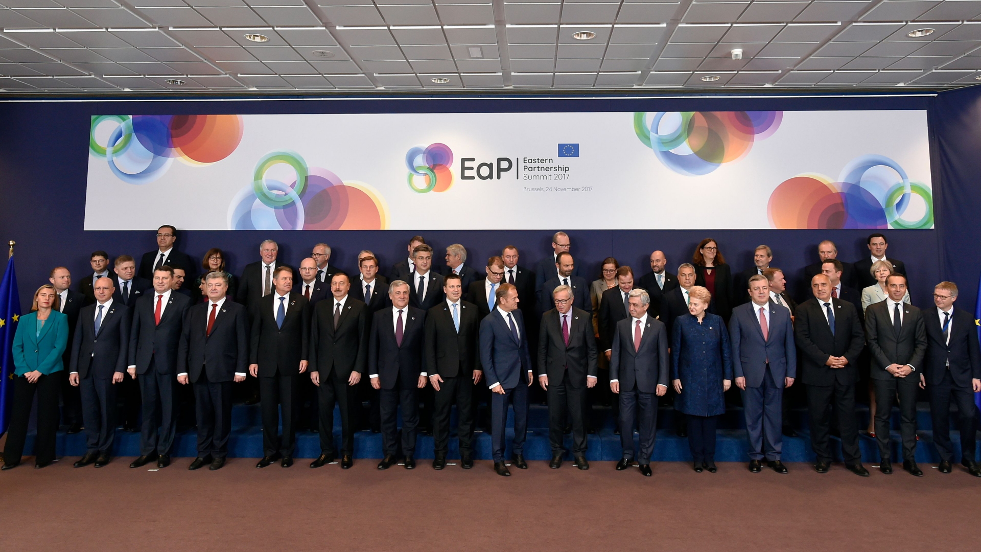 Die Teilnehmer des EU-Ostgipfels stellen sich zum Gruppenfoto auf