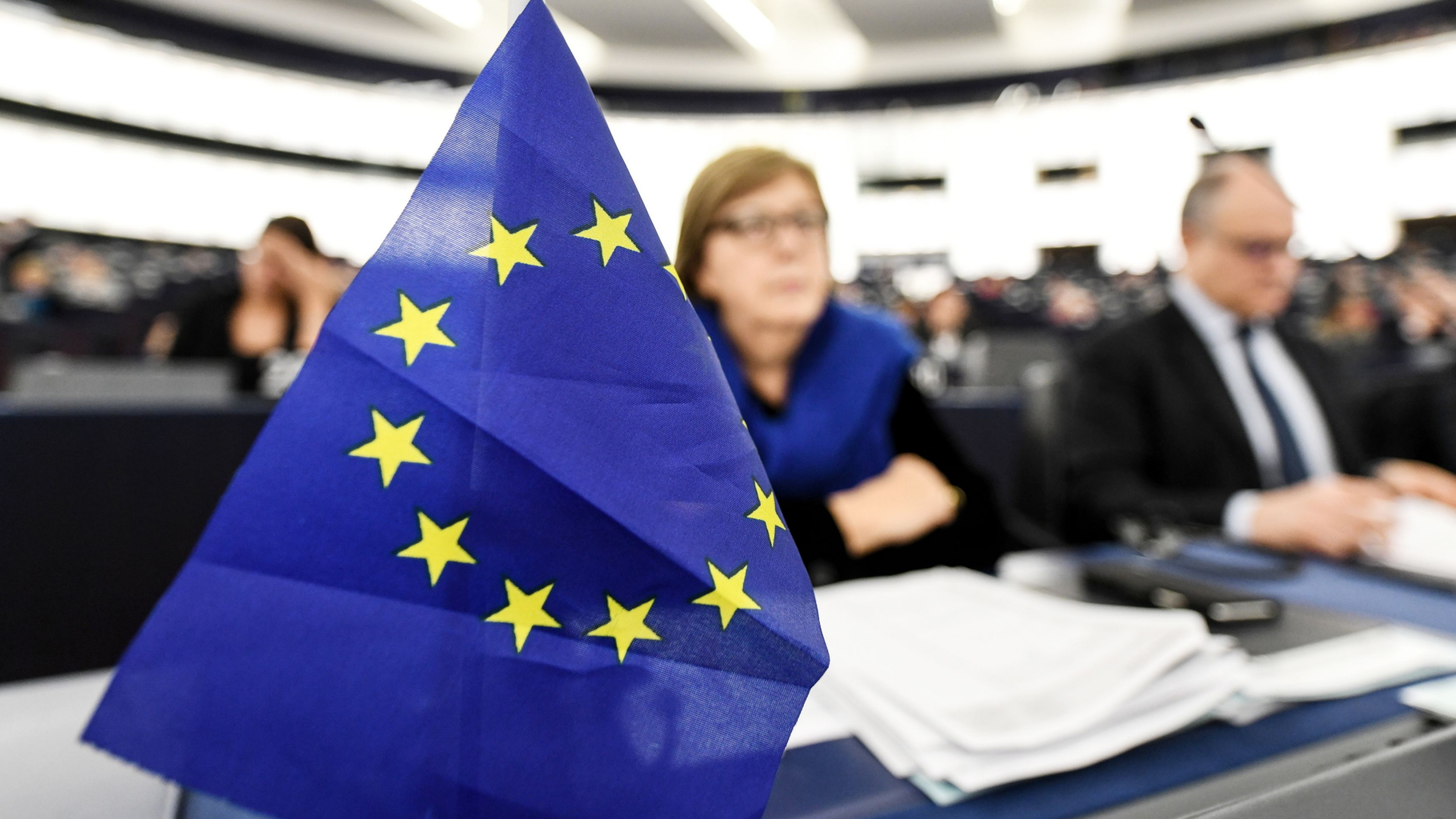 Eine EU-Flagge im Europaparlament in Straßburg. | PATRICK SEEGER/EPA-EFE/REX
