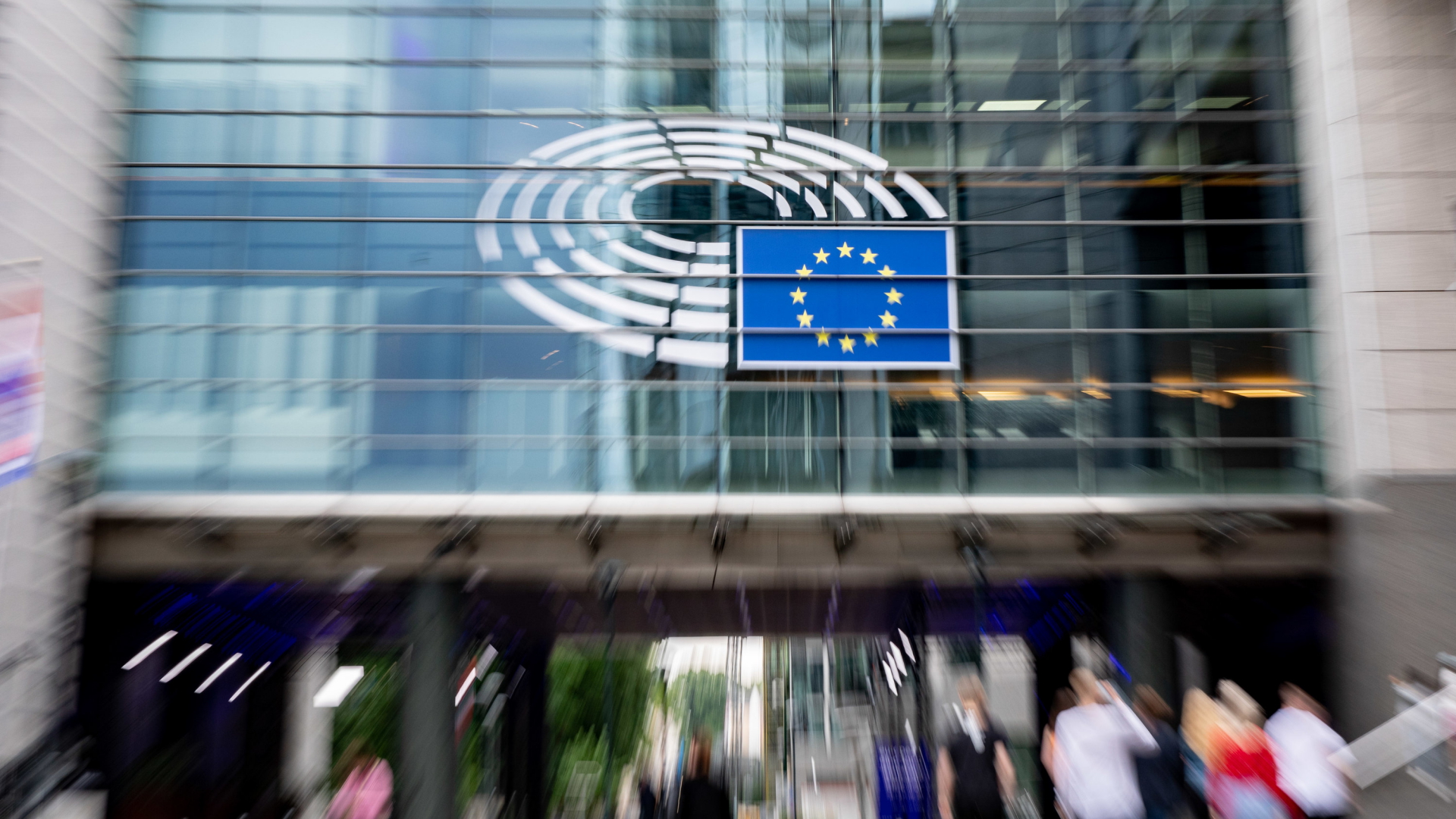 Das Gebäude des Europäischen Parlaments, fotografiert mit Zoom-Effekt. | dpa
